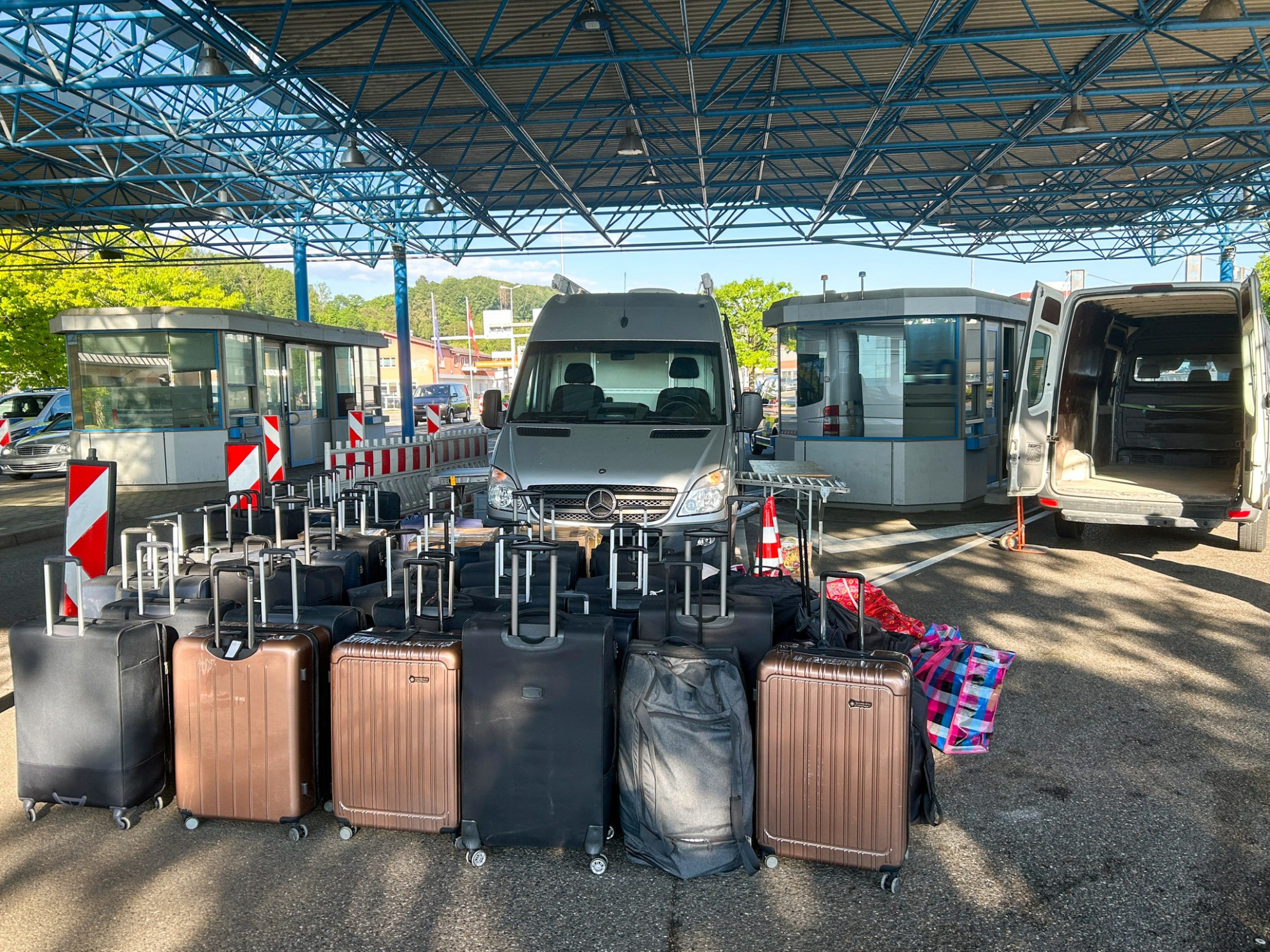 Torna dalle vacanze... con 55 valigie
