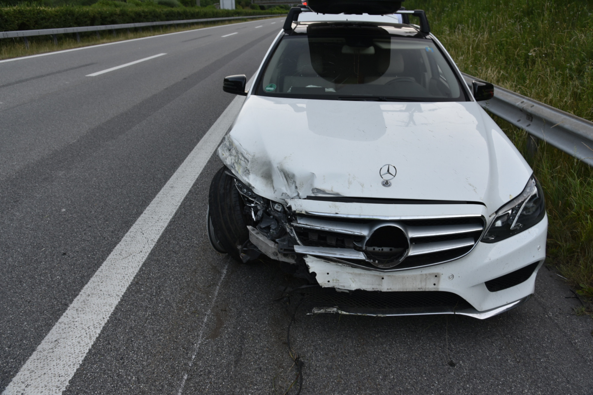 Incidente sull'A2, auto sbanda e finisce contromano