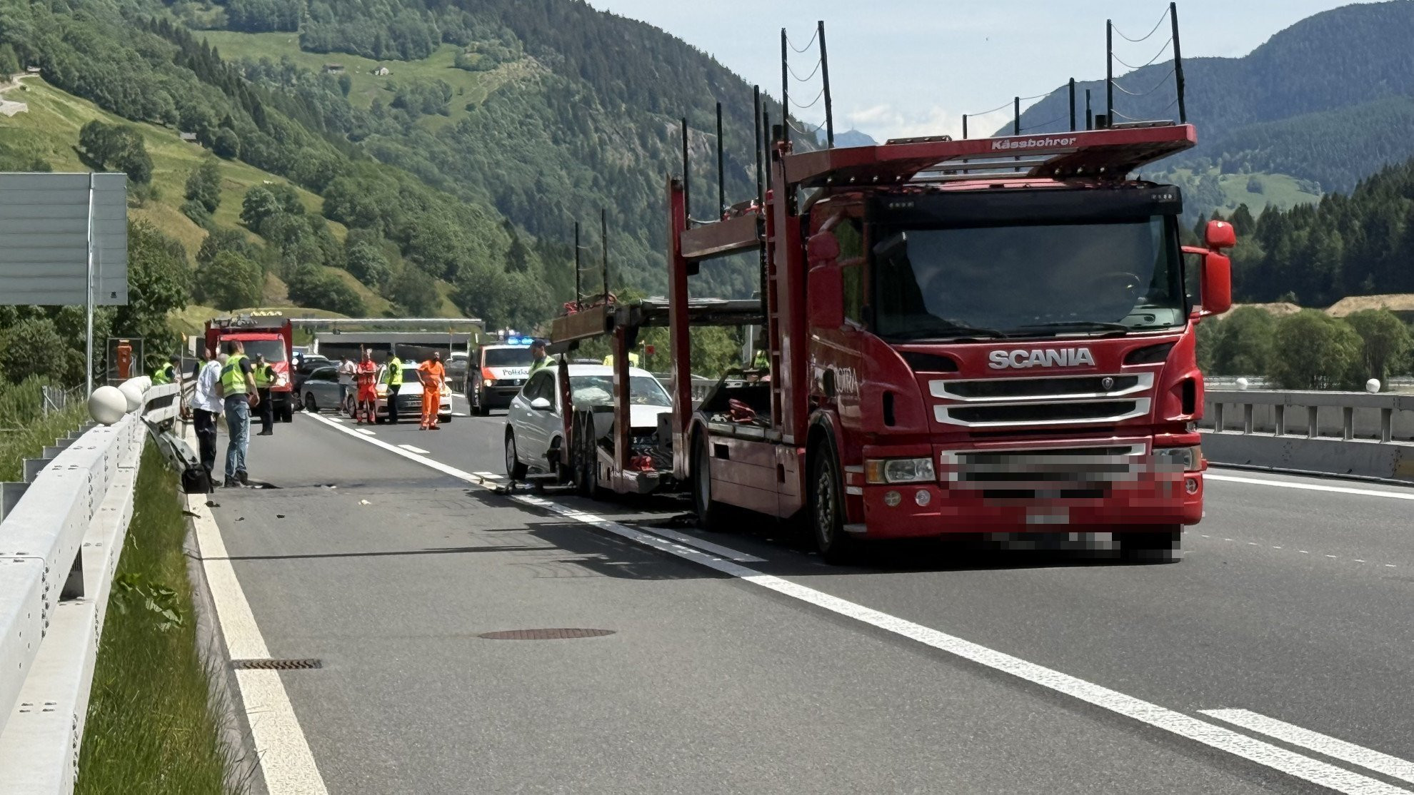Auto tampona un camion: grave incidente sull’A2