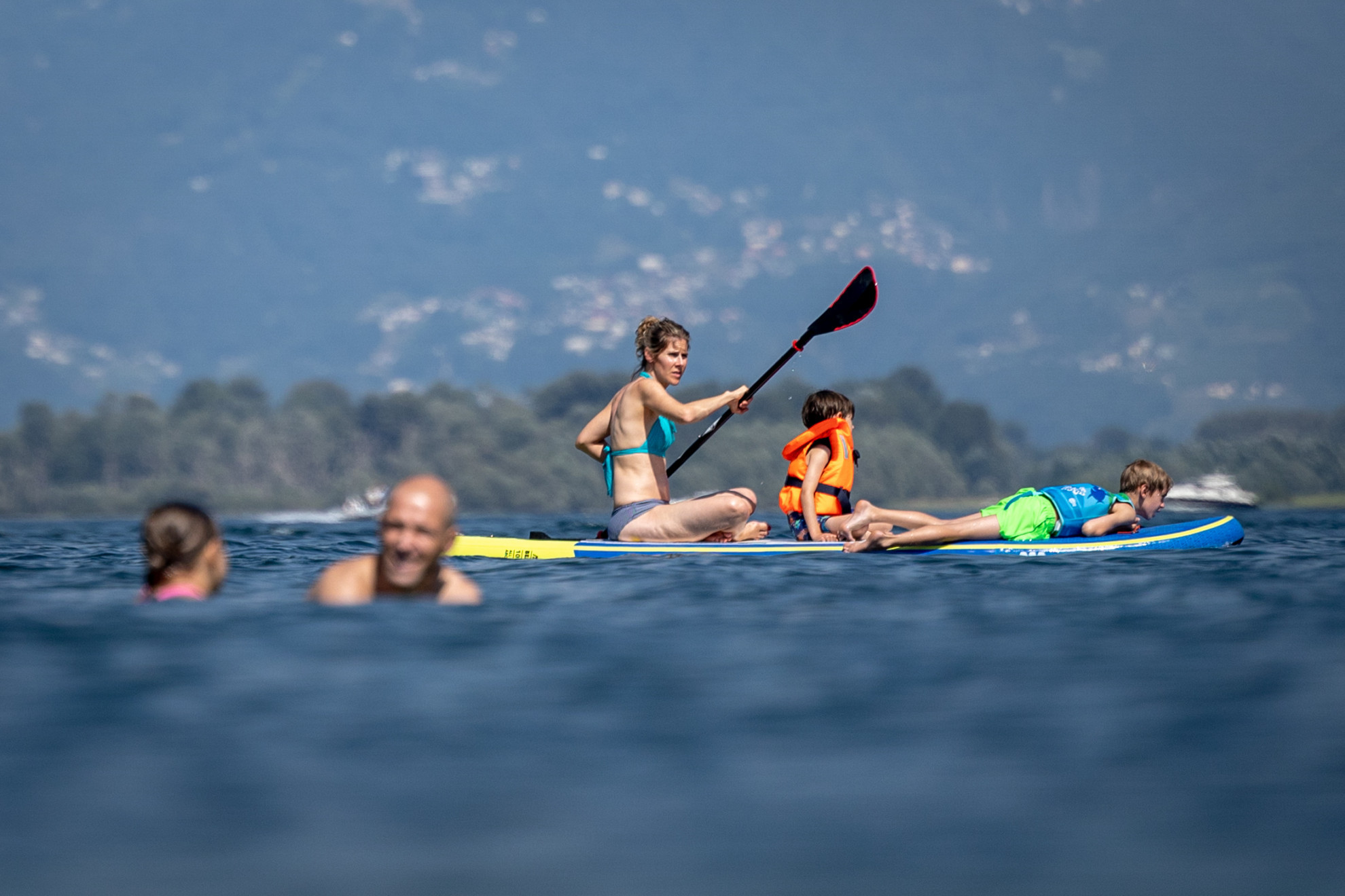 È una Svizzera bollente. E lo sono i suoi laghi