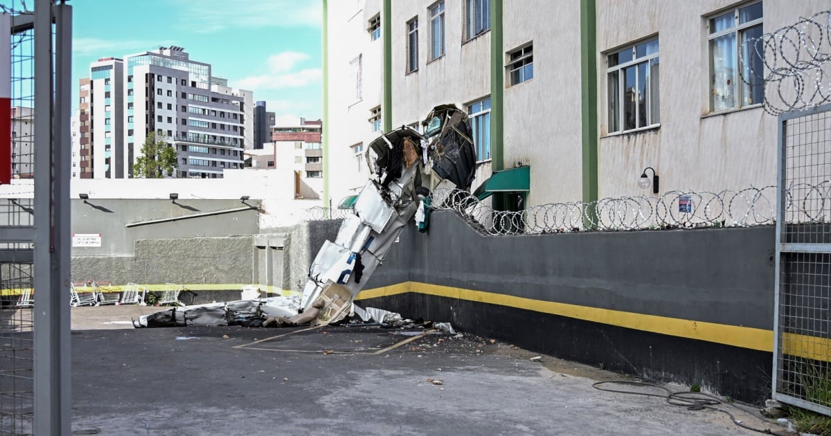 Aereo si schianta contro un palazzo: tre morti