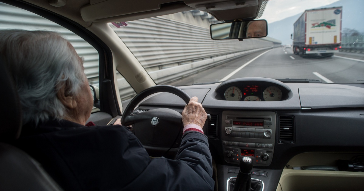 Anziani al volante: il sistema valutativo di idoneità è da rivedere