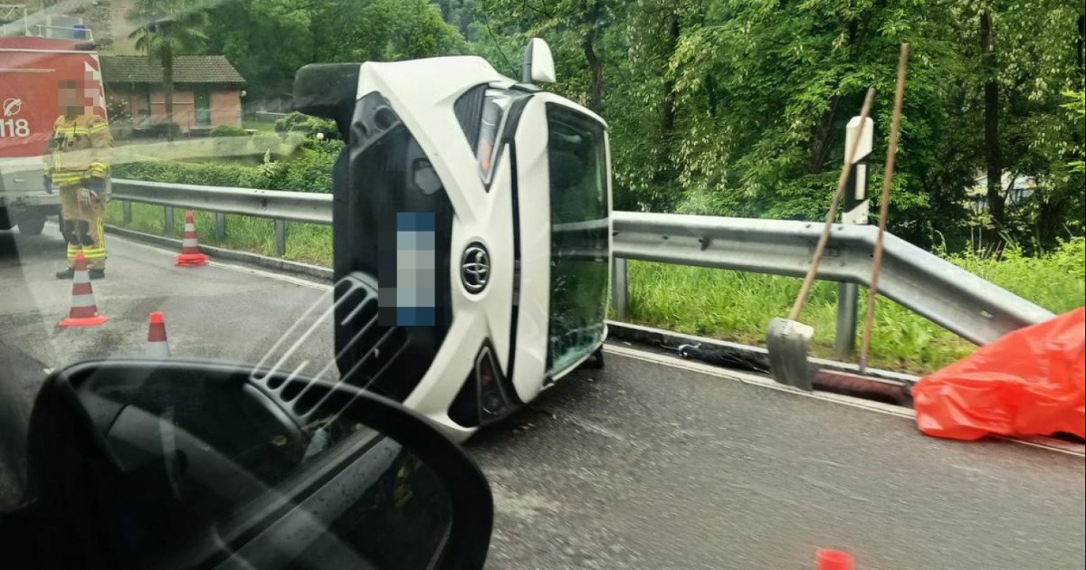 Auto ribaltata al valico di Fornasette