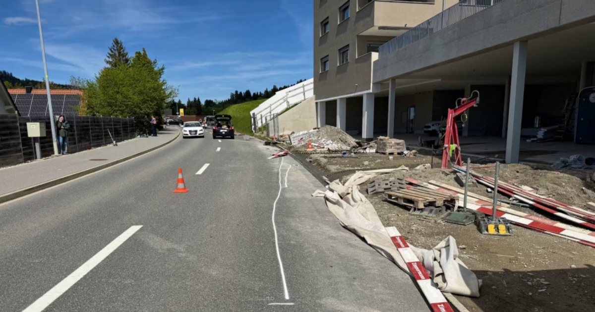 Non vede la barriera di un cantiere e investe tre muratori
