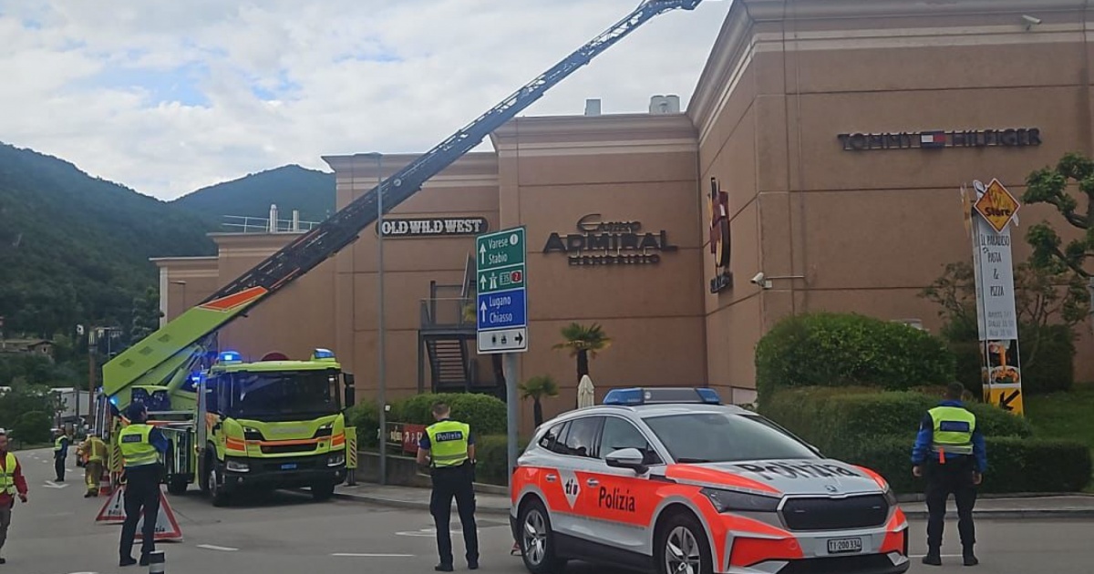 Pompieri al Fox Town: «Si sente puzza di fumo»