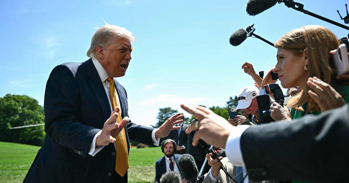 Trump insulta un altro giornalista: «Sei un idiota»