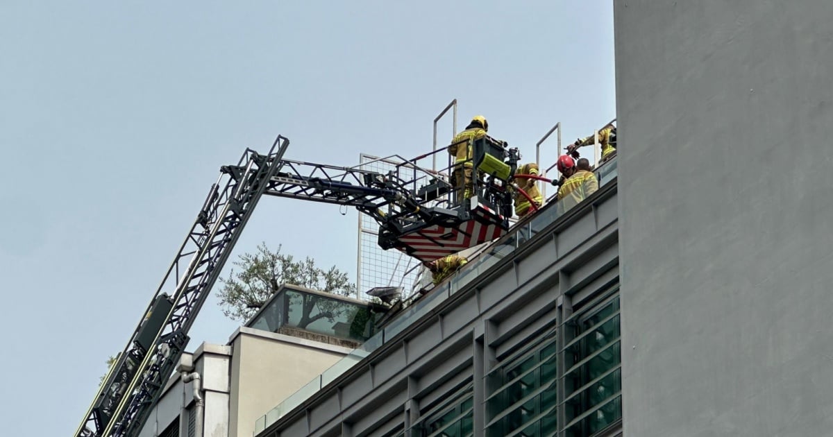Incendio sul tetto, evacuate una trentina di persone