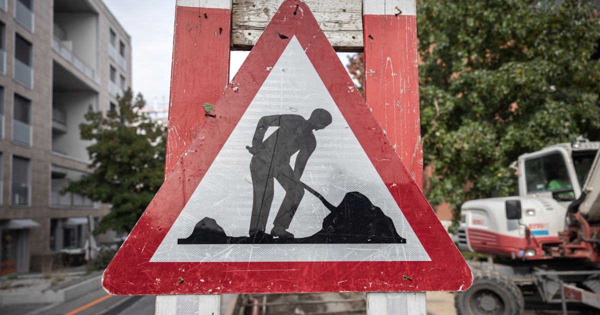 Lavori di pavimentazione fonoassorbente in via Maraini