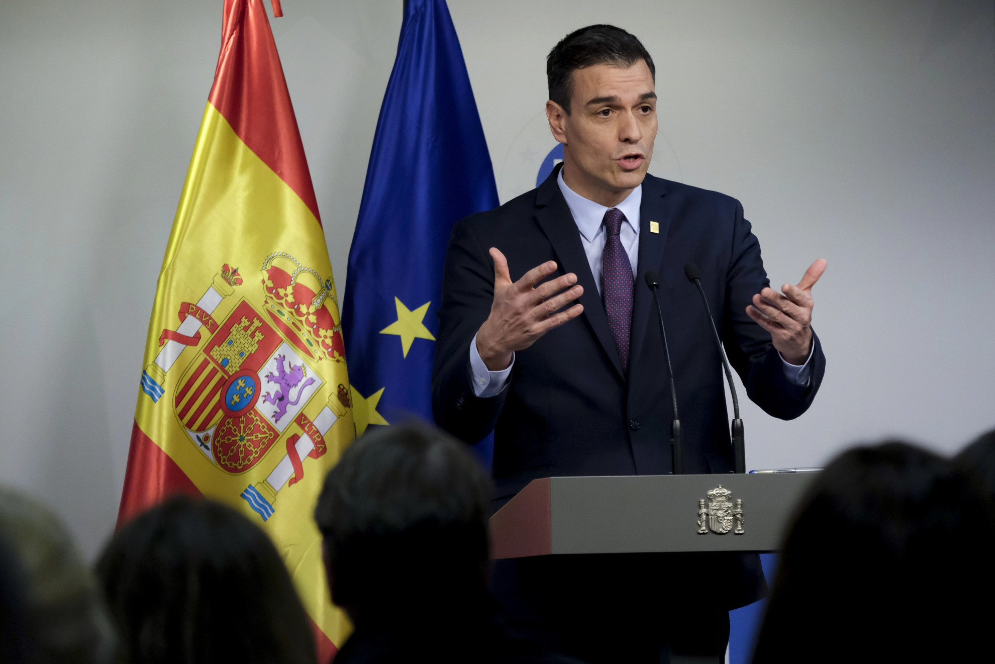 Sanchez sfida le inchieste e rilancia: «Avanti fino al 2027 e oltre»