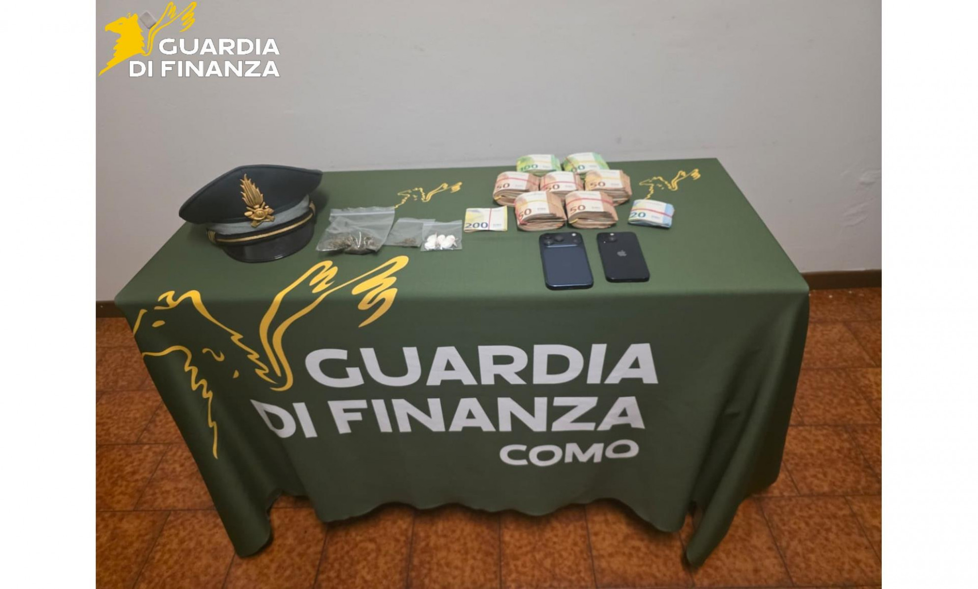 Con la droga nelle mutande e 45mila euro dietro al frigorifero. Arrestato
