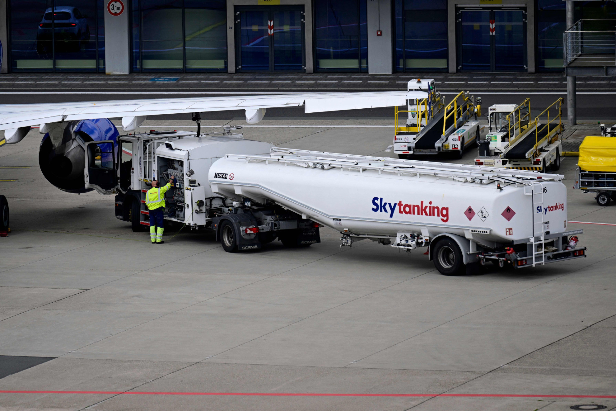 Mosca vieta per 5 mesi l'export di carburante per i jet