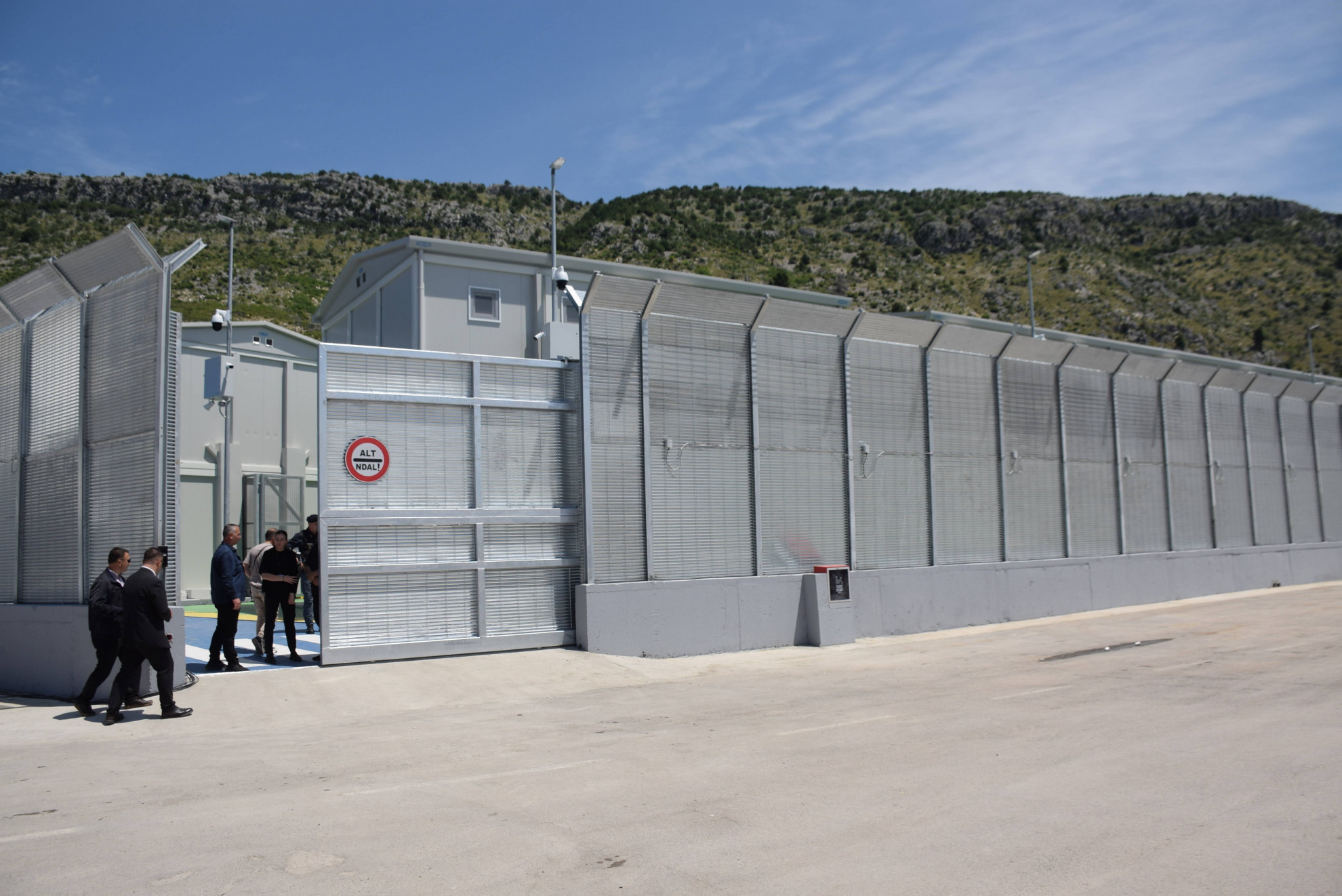 Richiedenti asilo ed espulsioni: l'UE apre la strada ai centri di rimpatrio in paesi esteri