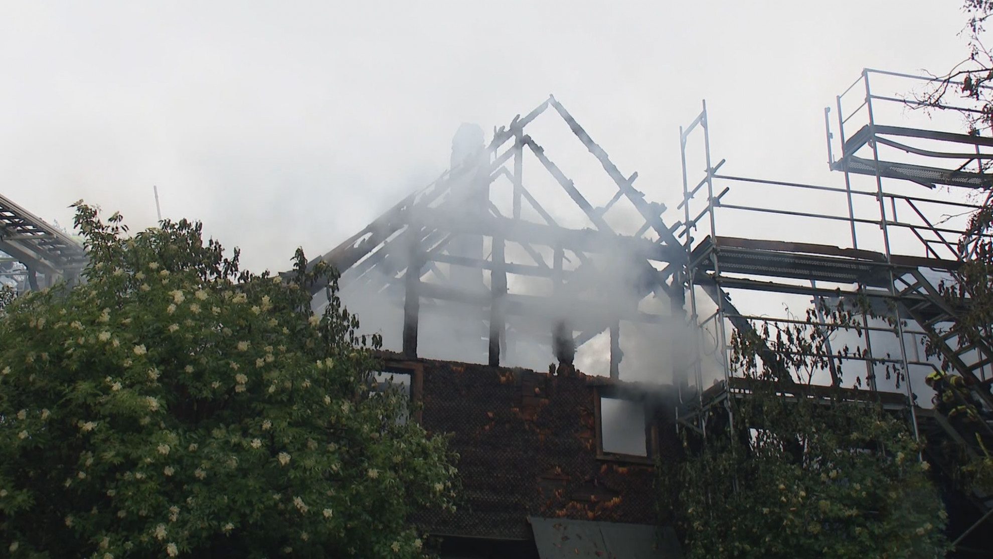 Un fulmine colpisce il tetto, e scoppia l'incendio