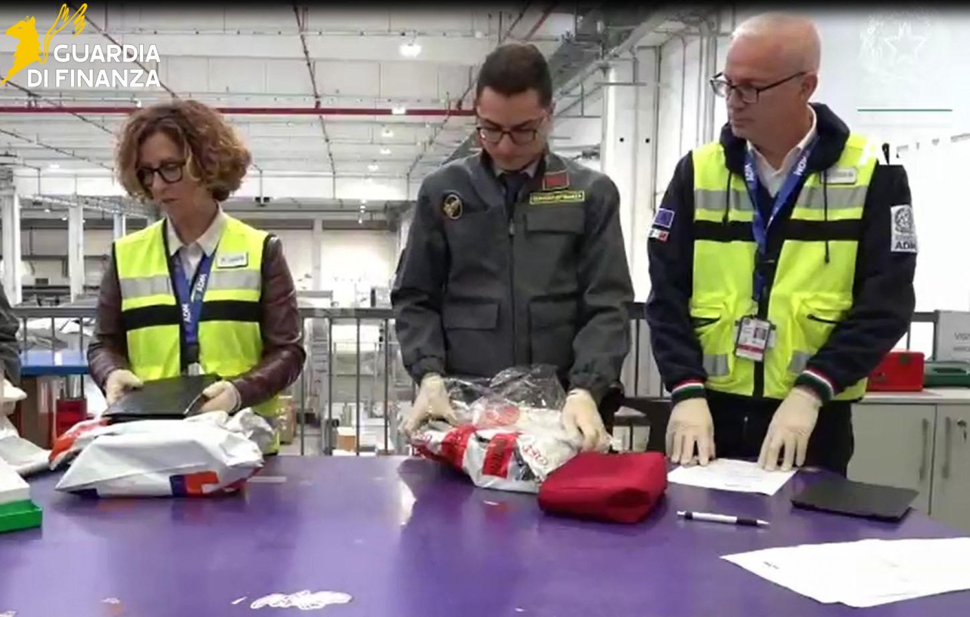 Sequestrati vestiti e borse per quasi 2,5 milioni di euro