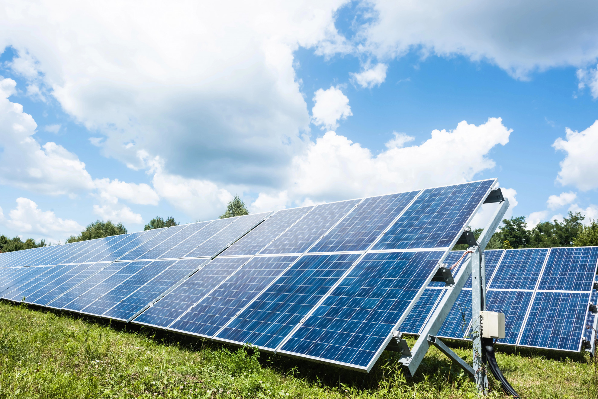La Commissione UE vuole consentire più debito per la transizione energetica