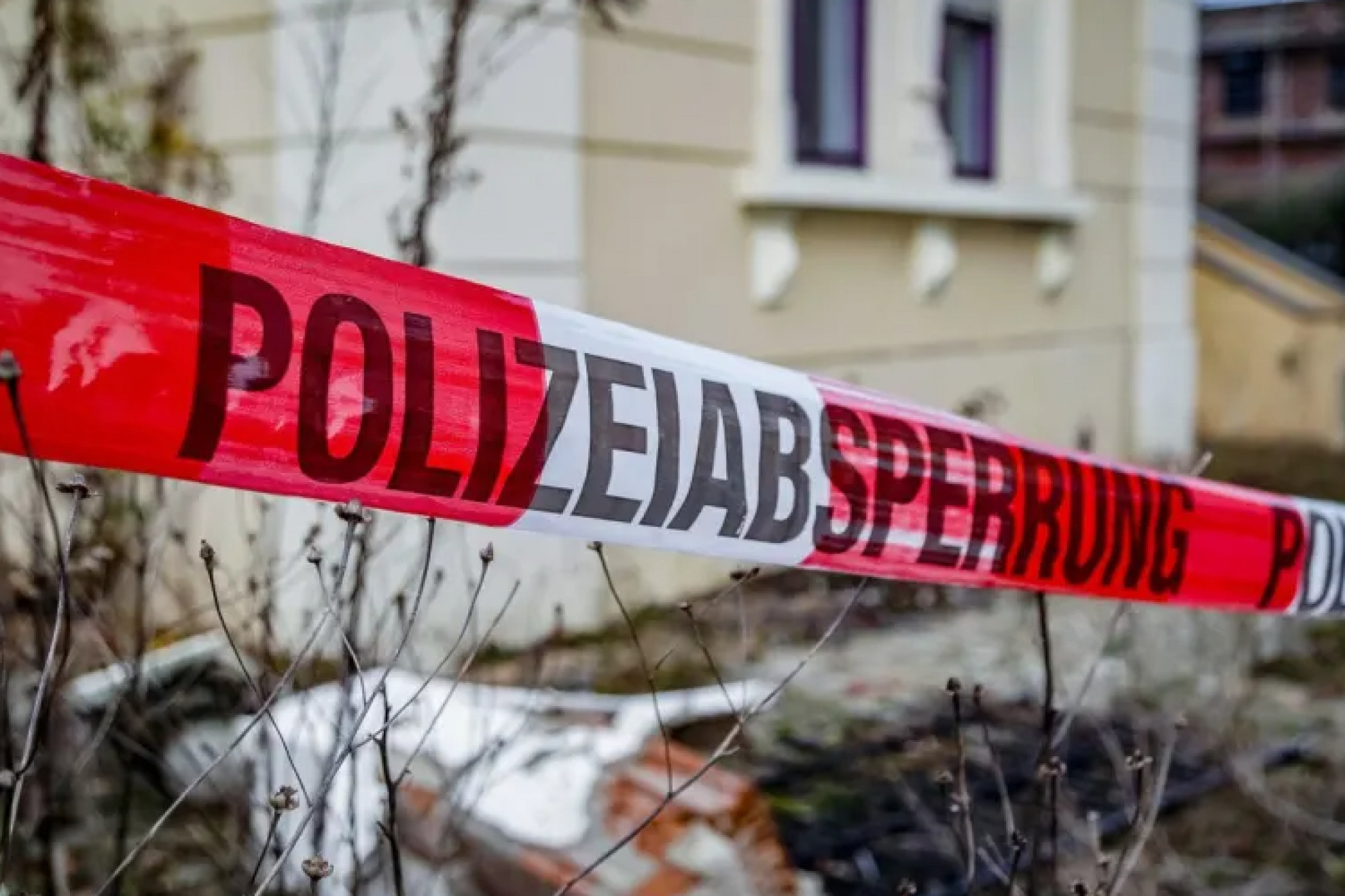 Uccide la moglie con diverse coltellate, 44enne in manette