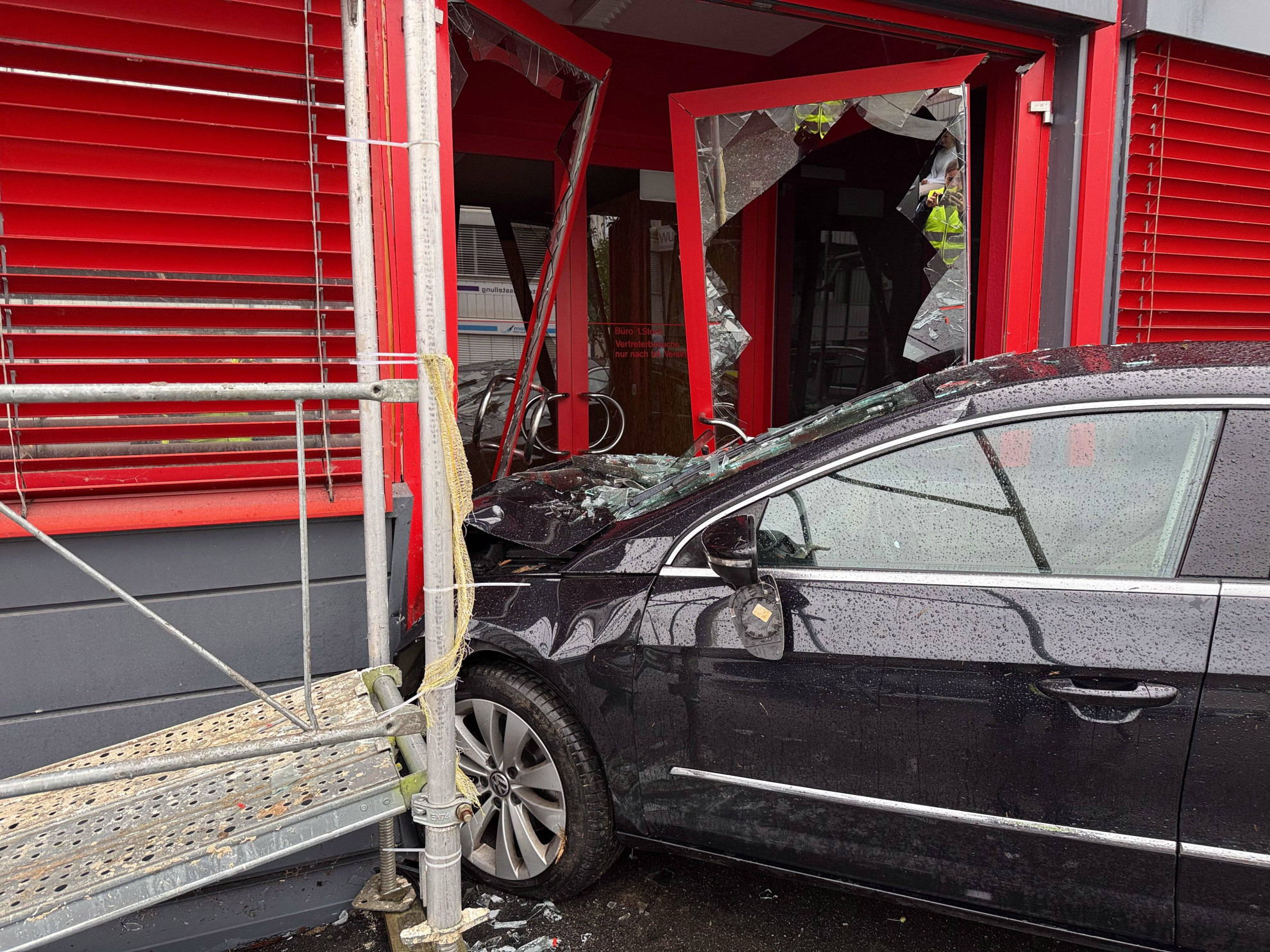 Scambia i pedali durante la lezione di guida e sfonda l'ingresso di un negozio