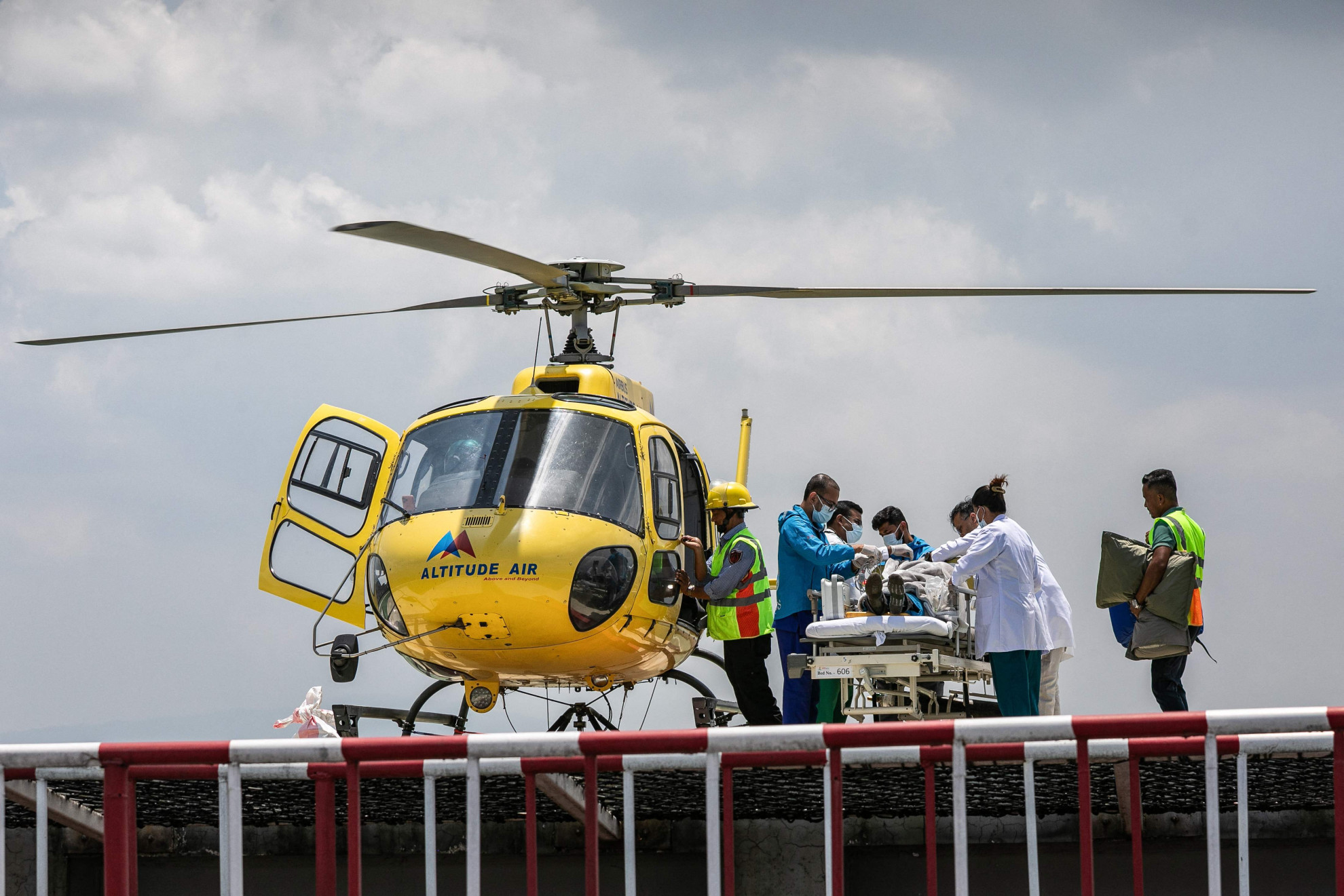 L'alpinista ritrovato sull'Everest dopo sei giorni è sopravvissuto grazie a neve e cioccolato