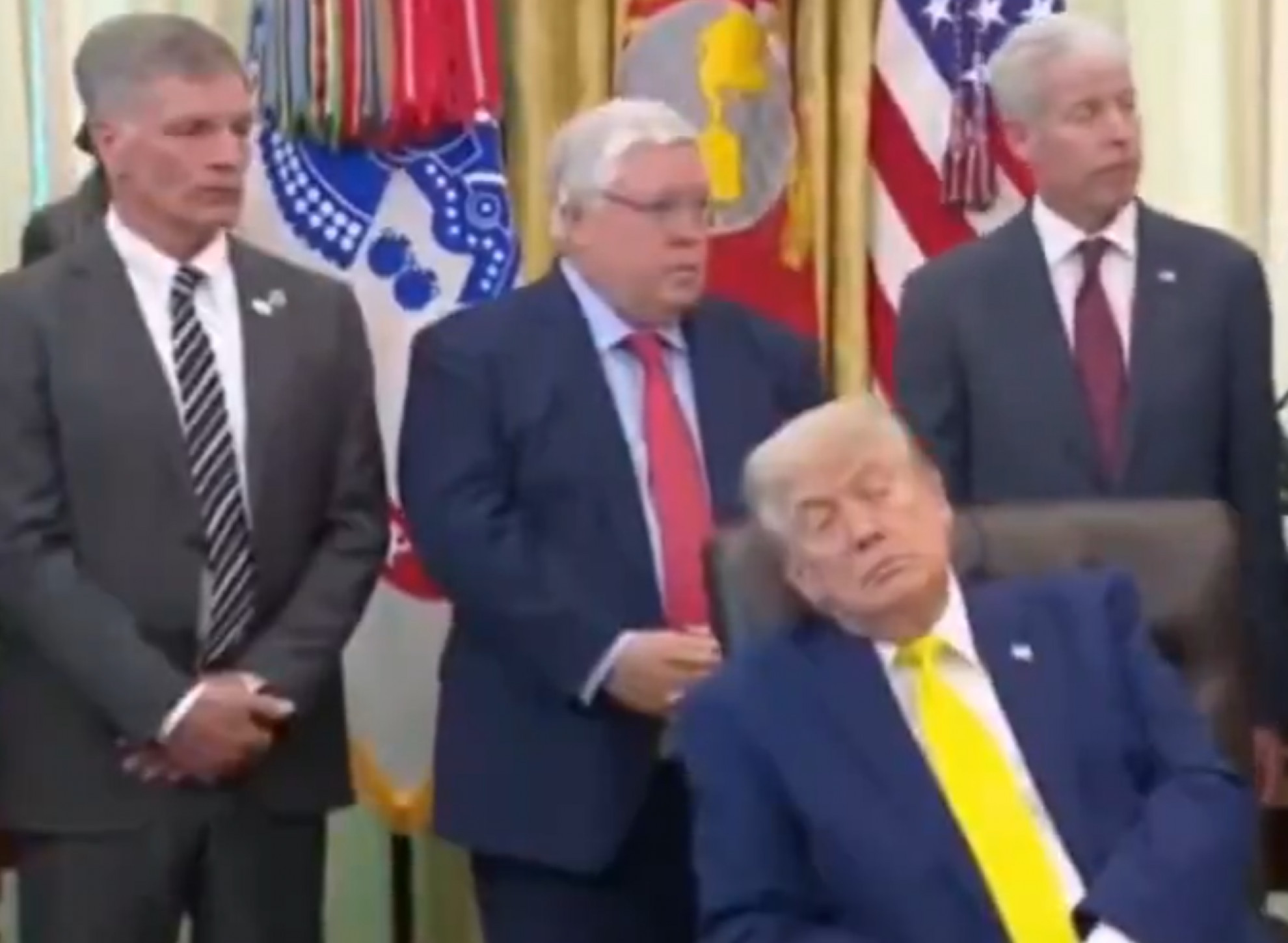 Un colpo di sonno e Trump si addormenta sulla poltrona