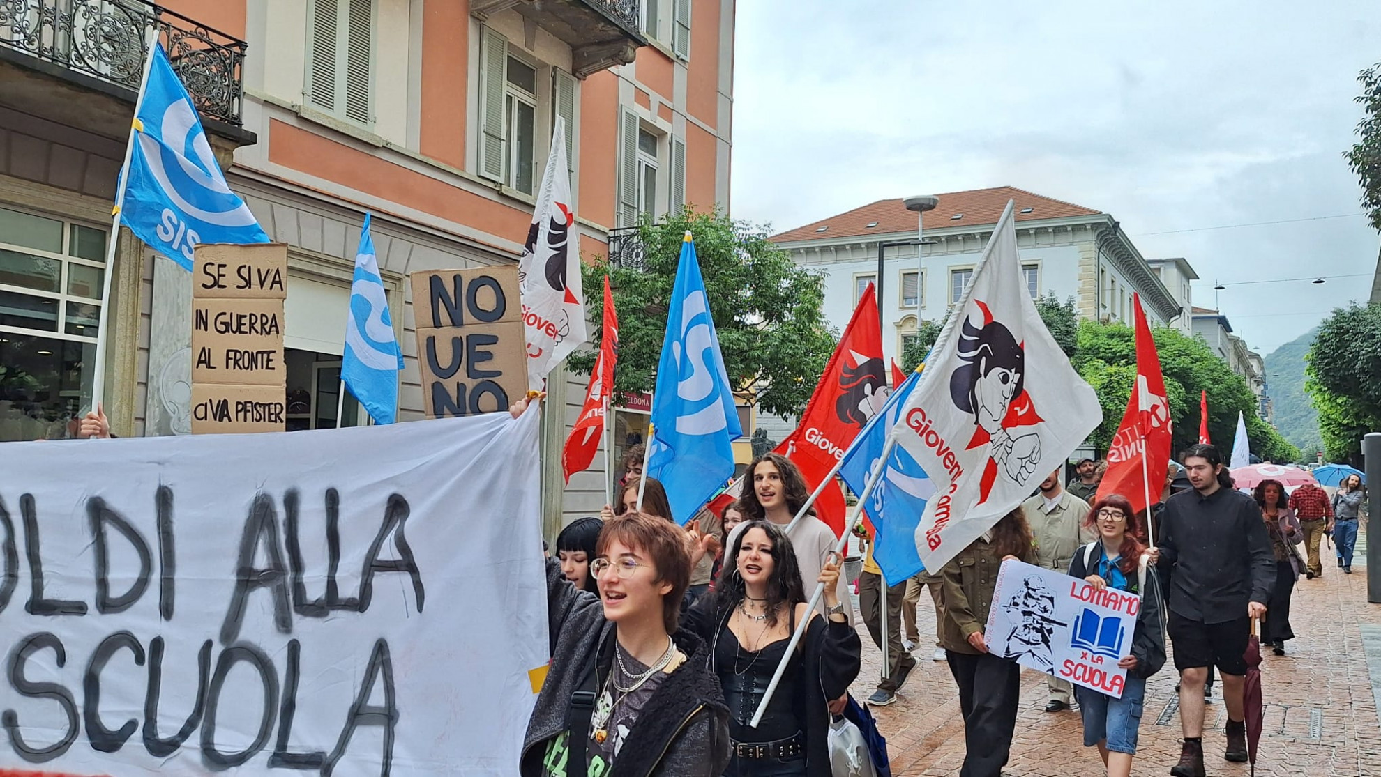 Giovani contro il riarmo: «Soldi alla scuola, non alla guerra»
