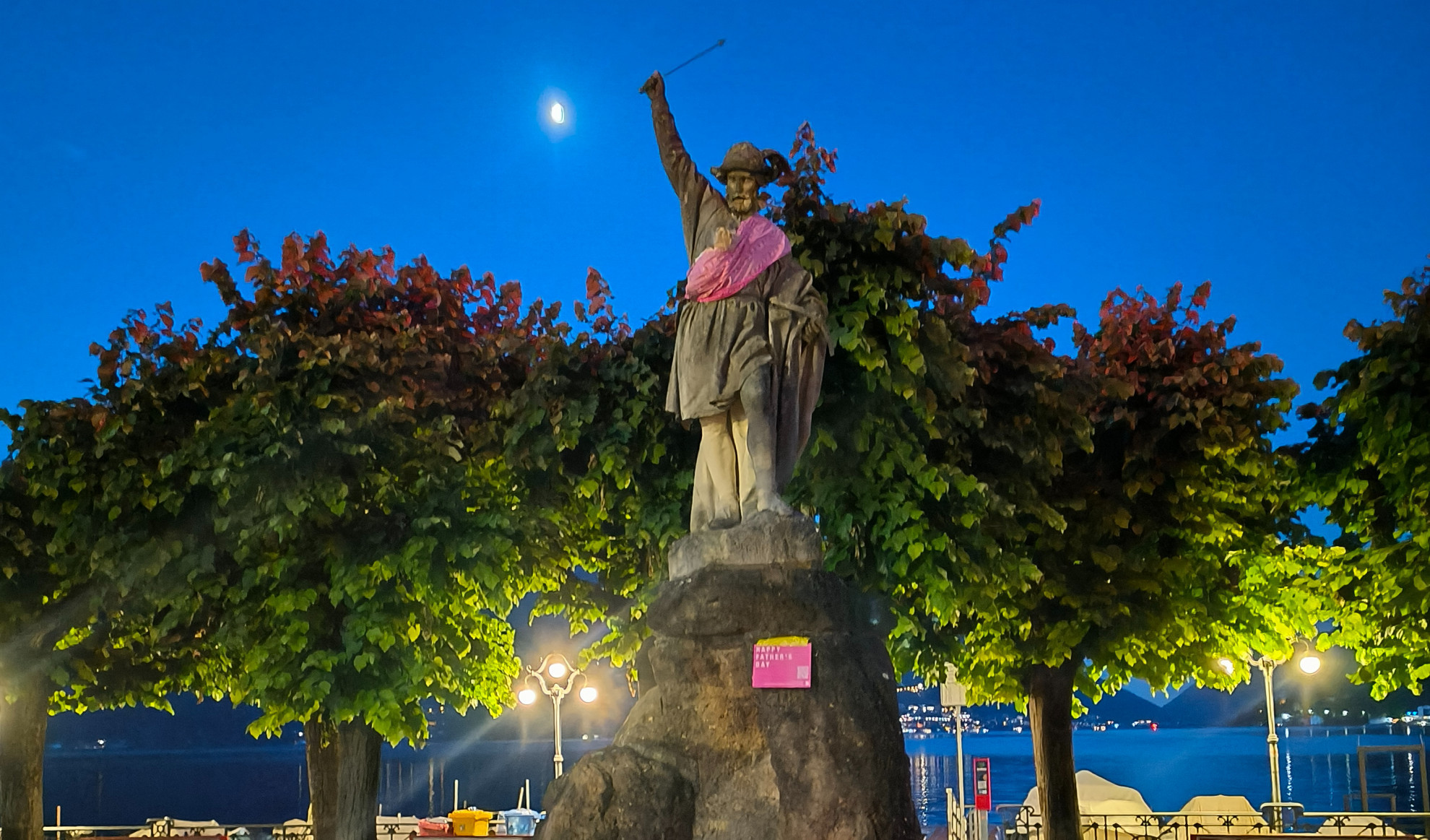 Festa del Papà, marsupi rosa al collo delle statue