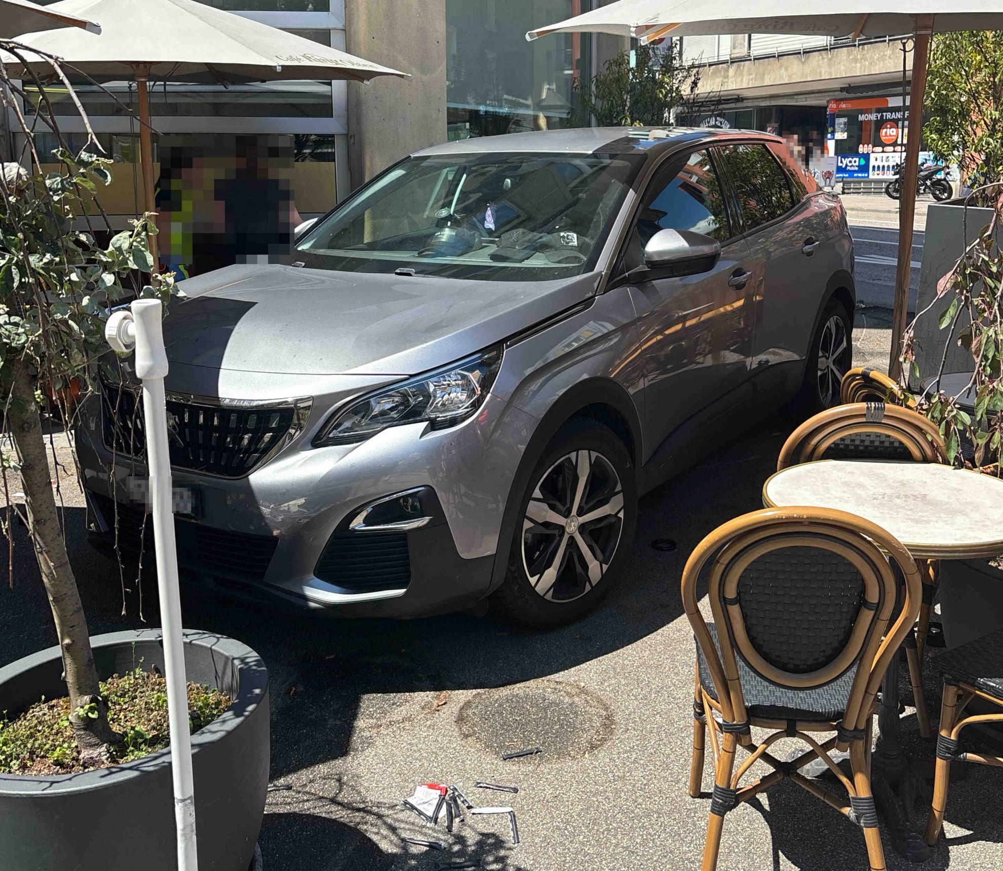 Per far passare l'auto della polizia, finisce nel giardino d