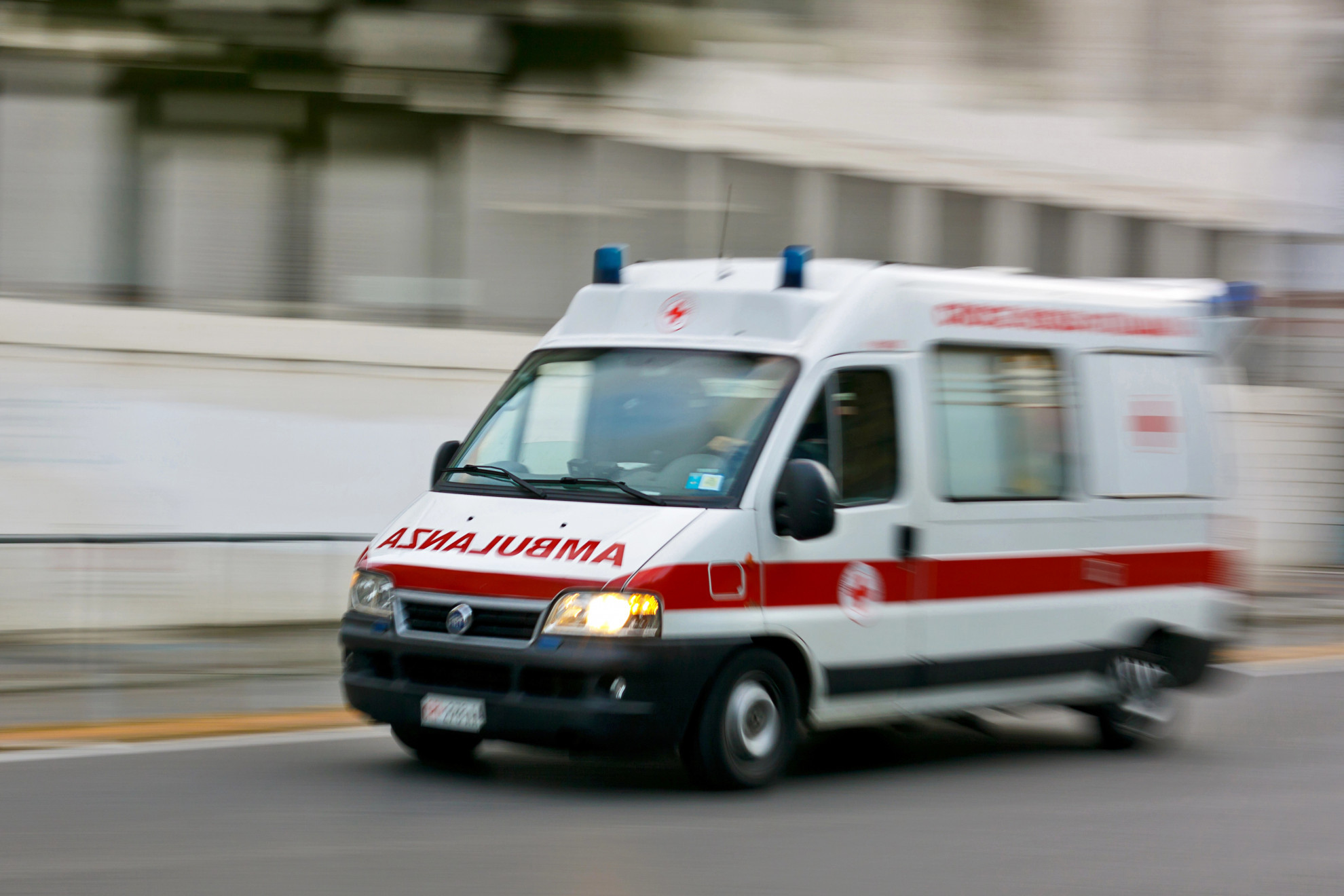 Auto travolge 5 pedoni: morta una 17enne e 4 feriti gravi