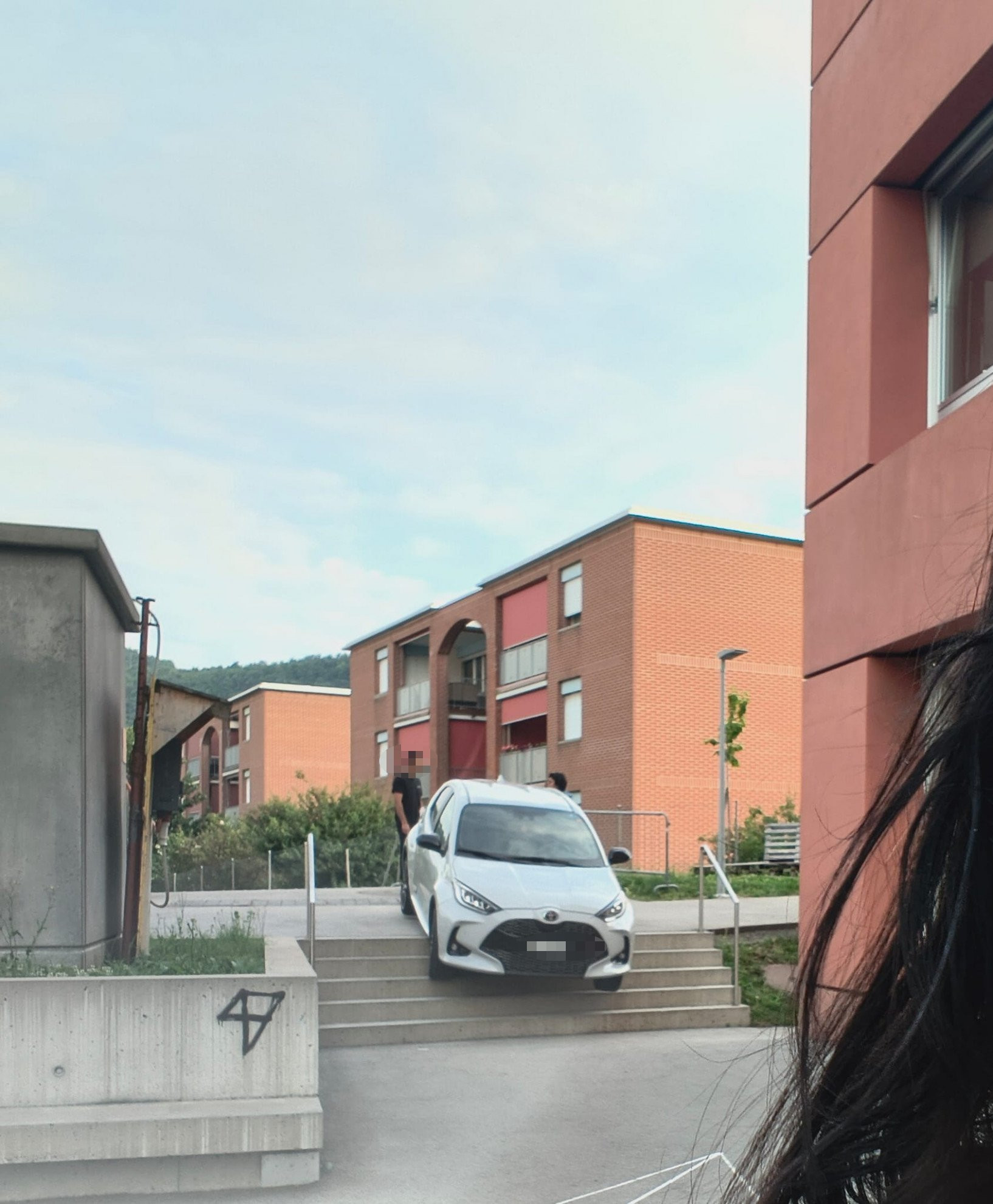Lunedì mattina alla SUPSI...ma l'auto finisce sulle scale