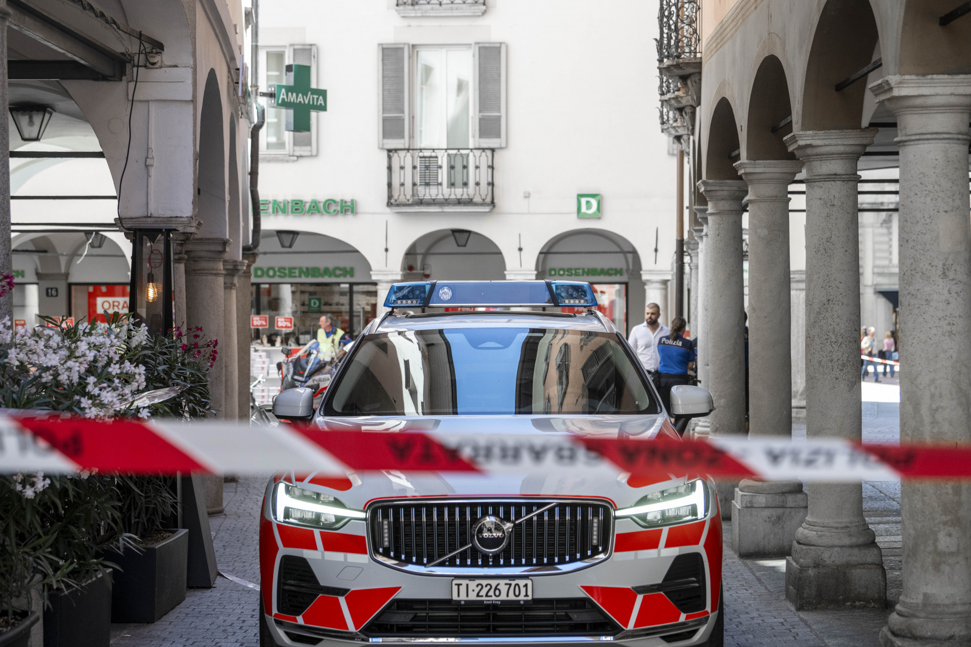 Nell'aula vuota, inizia il processo