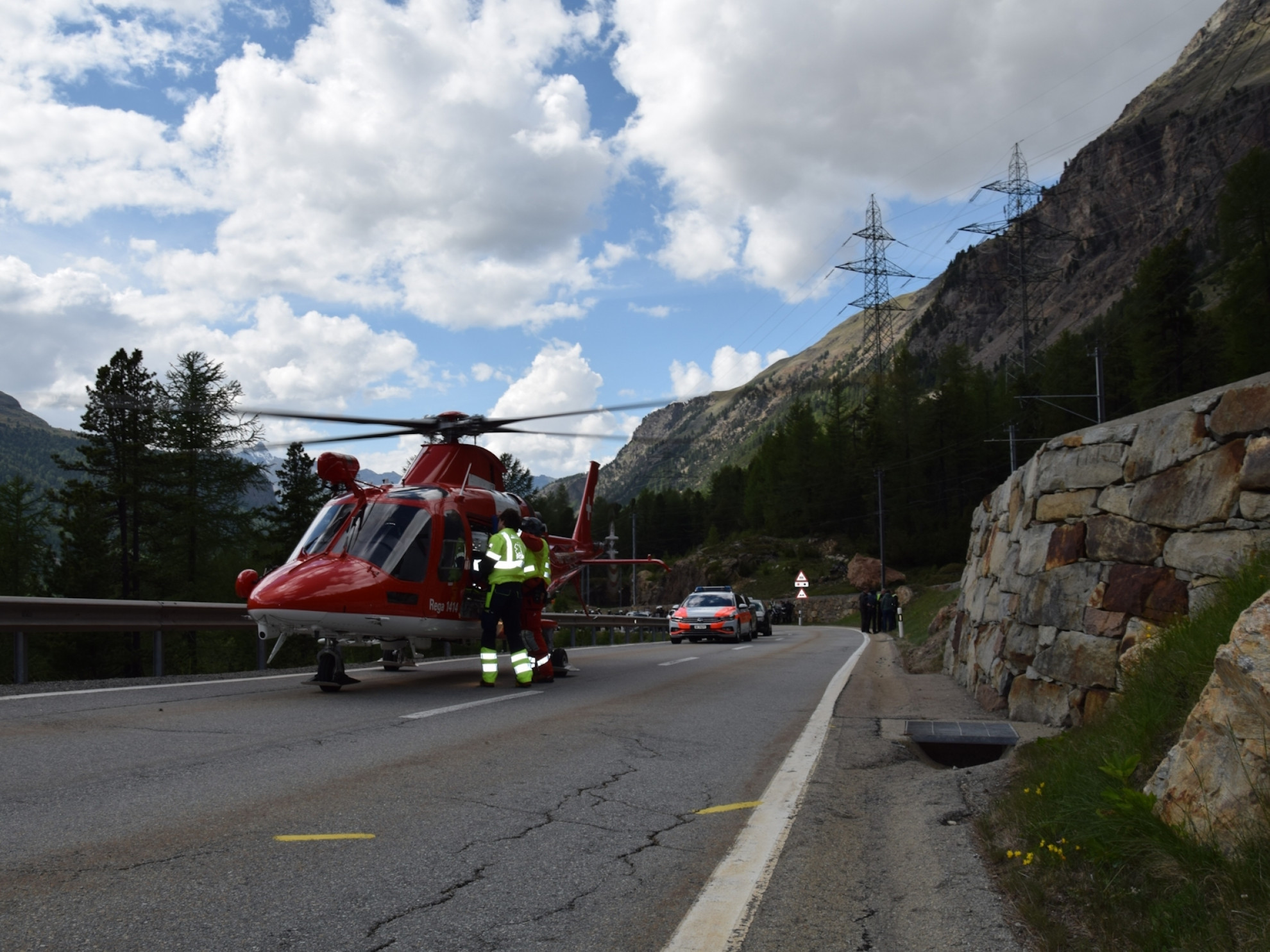 Incidente durante il sorpasso: grave un motociclista