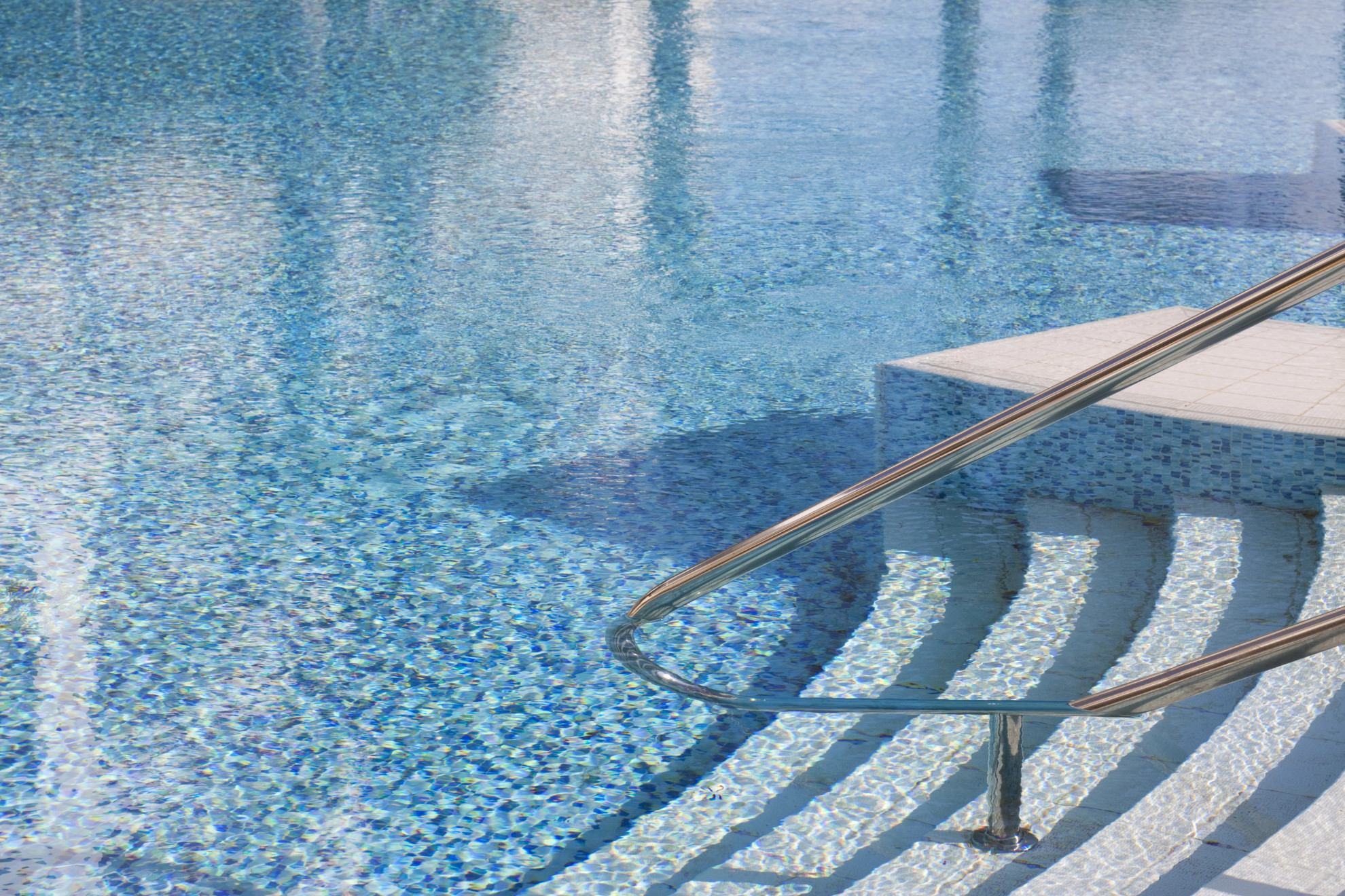 Incidente in piscina: bimbo di sette anni privo di sensi
