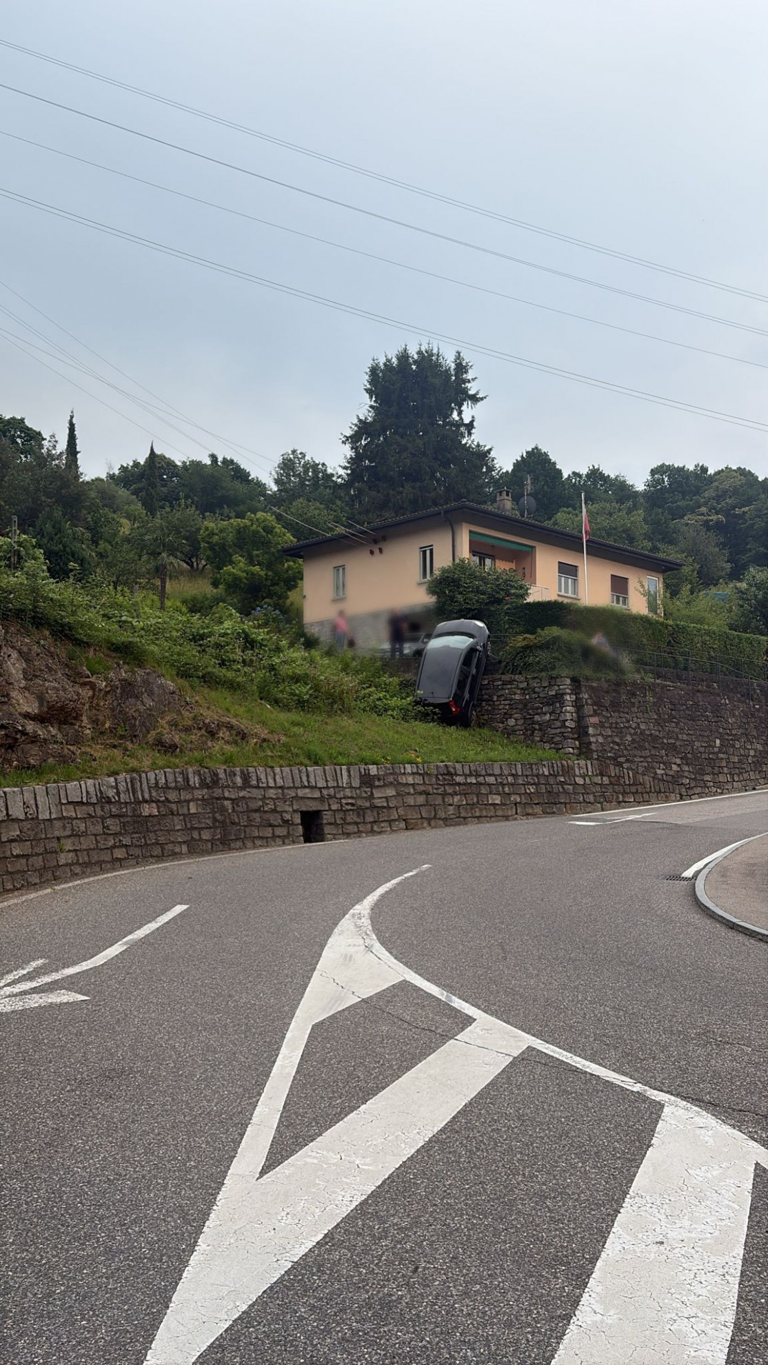 Auto giù da un muretto