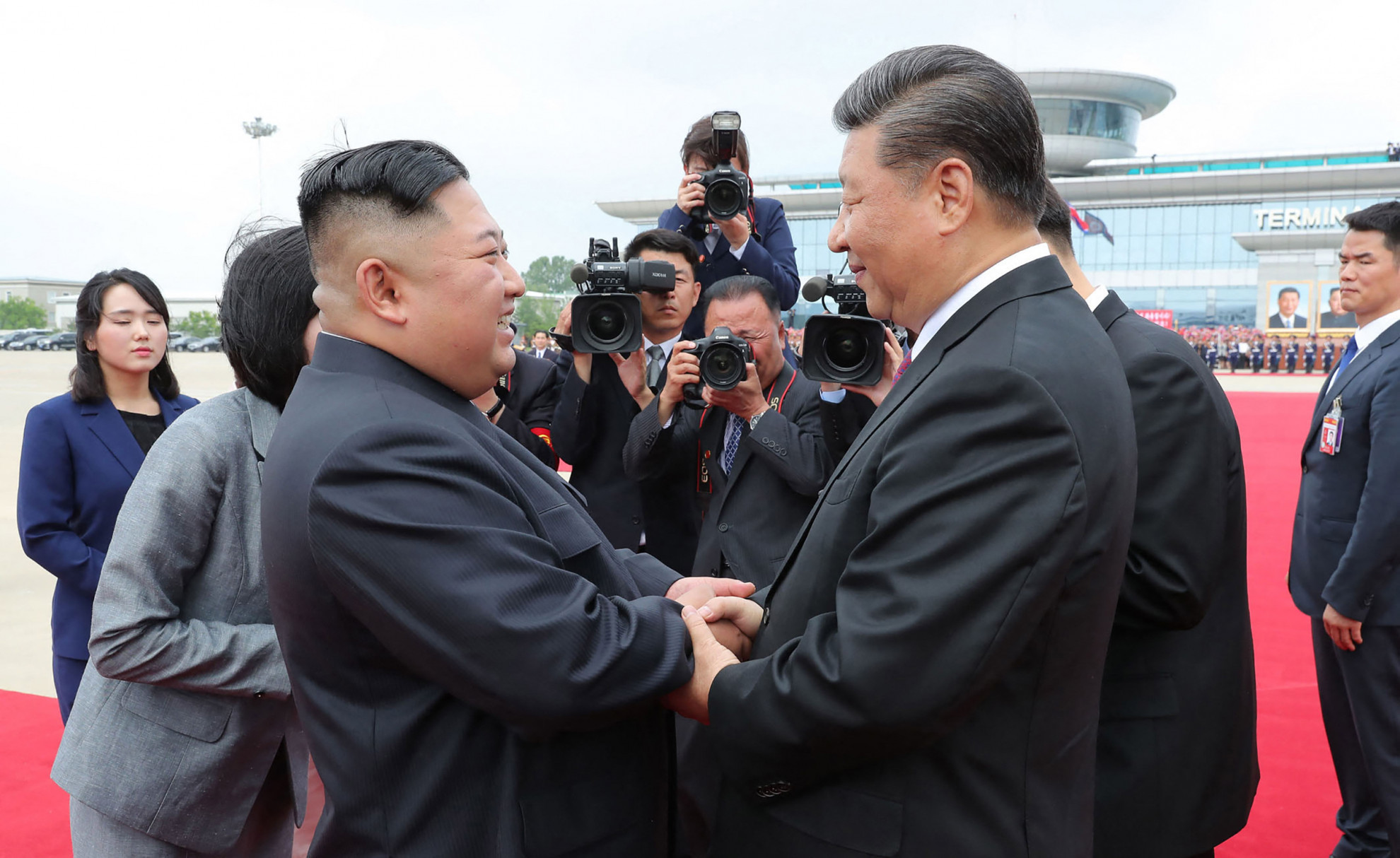 Xi abbraccia Kim, missione per sfilare Pyongyang d