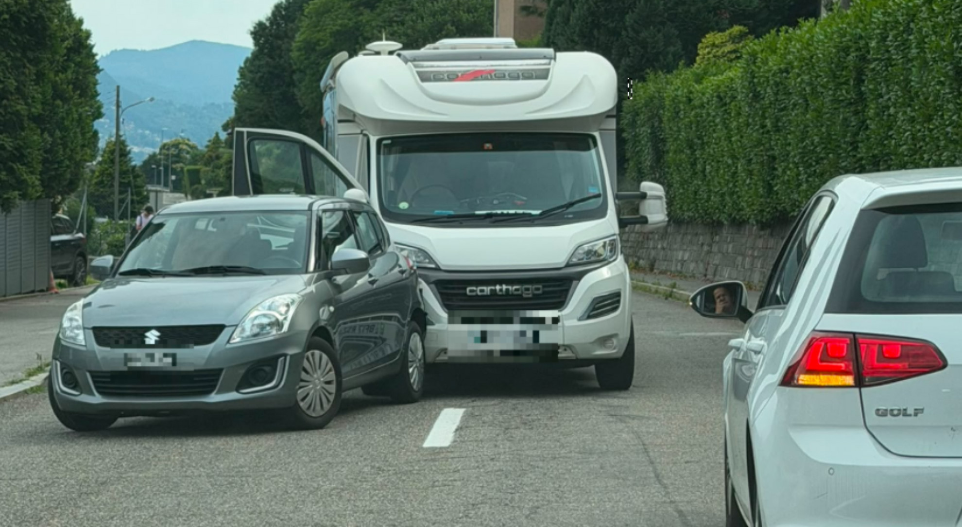 Camper tampona un'auto, incidente a in Via Massagno a Canobb