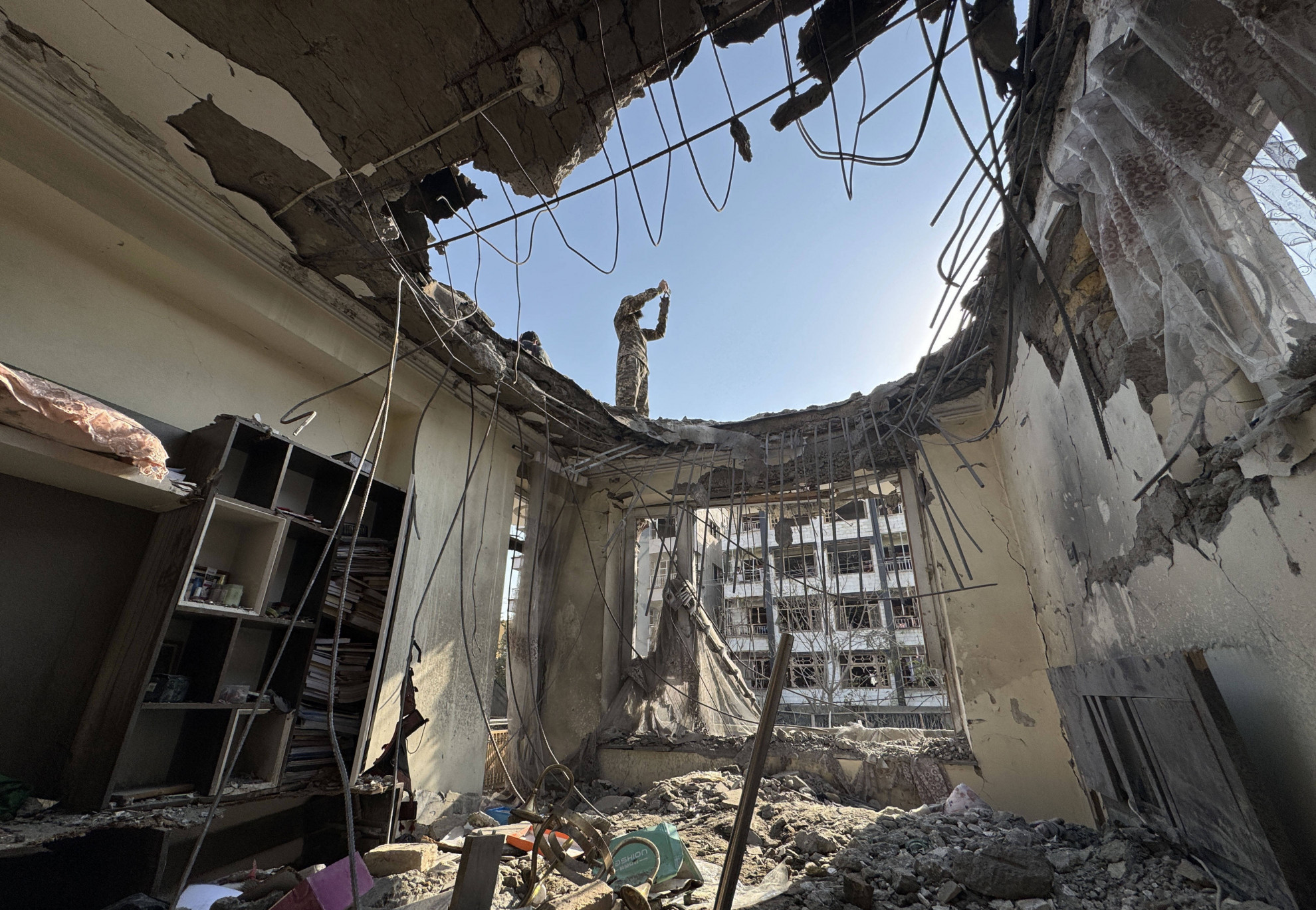 Afghanistan, raid aerei pakistani al confine