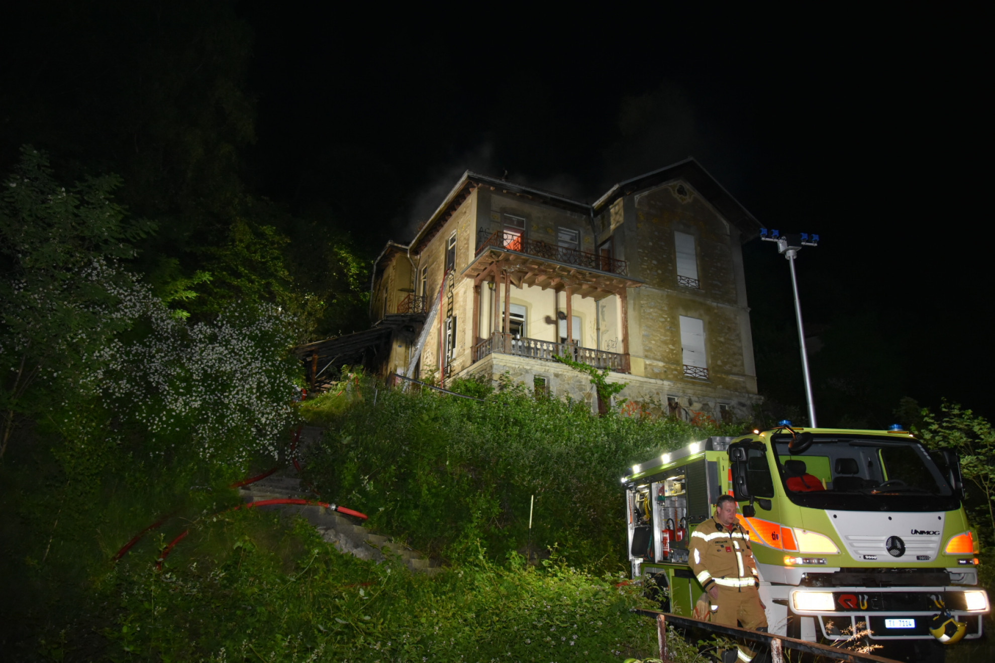 Incendio in una villa abbandonata: ecco tutte le i