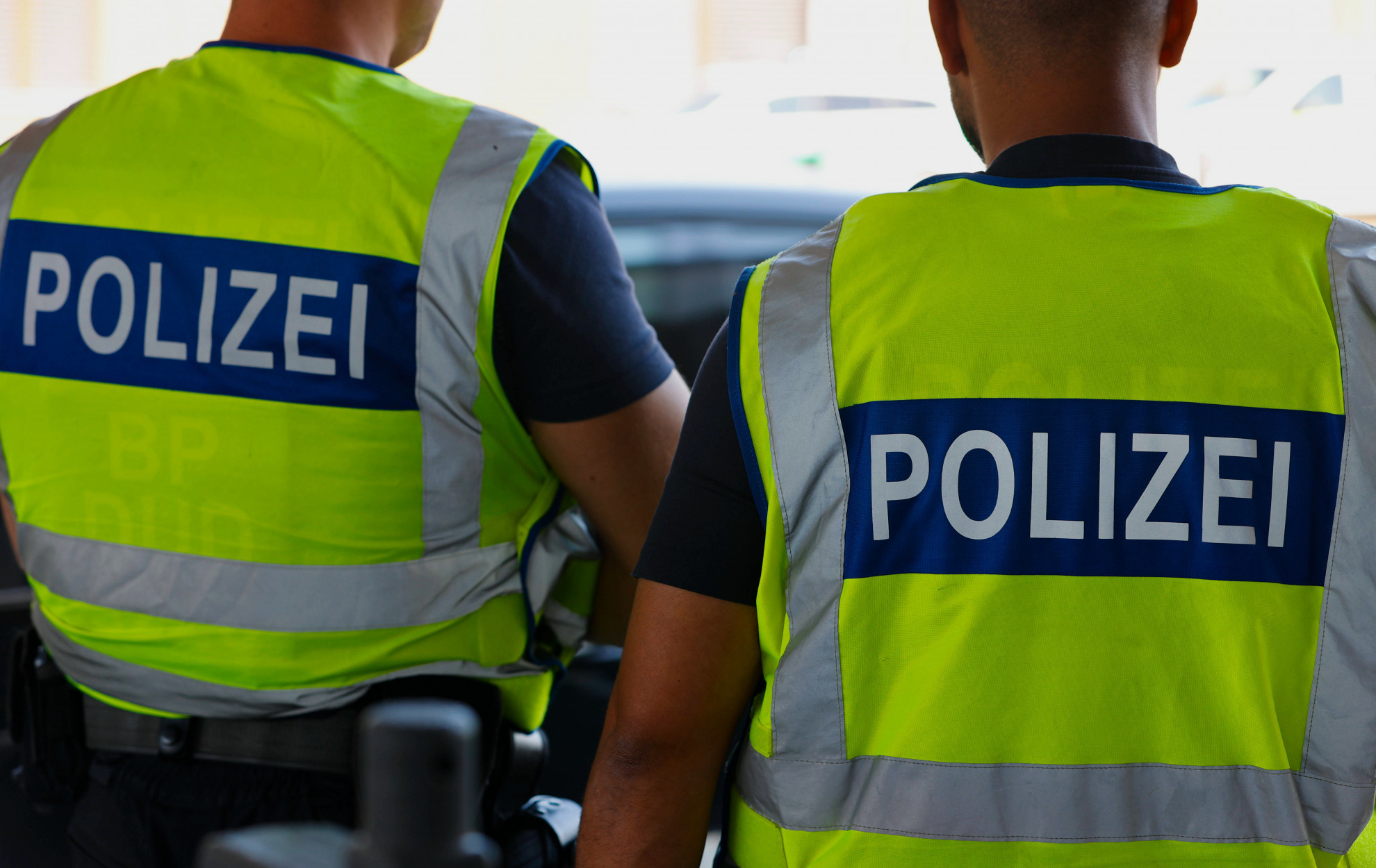 Chiede indicazioni stradali a dei poliziotti...ma loro lo ar