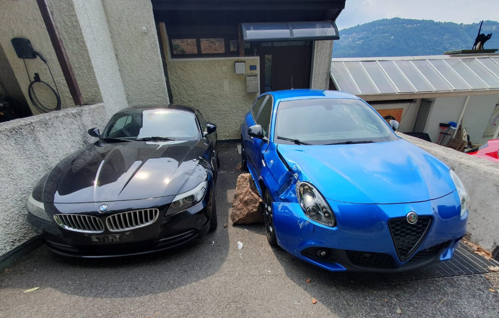 Cadono massi, colpite due auto: «È tremata la casa, poteva s