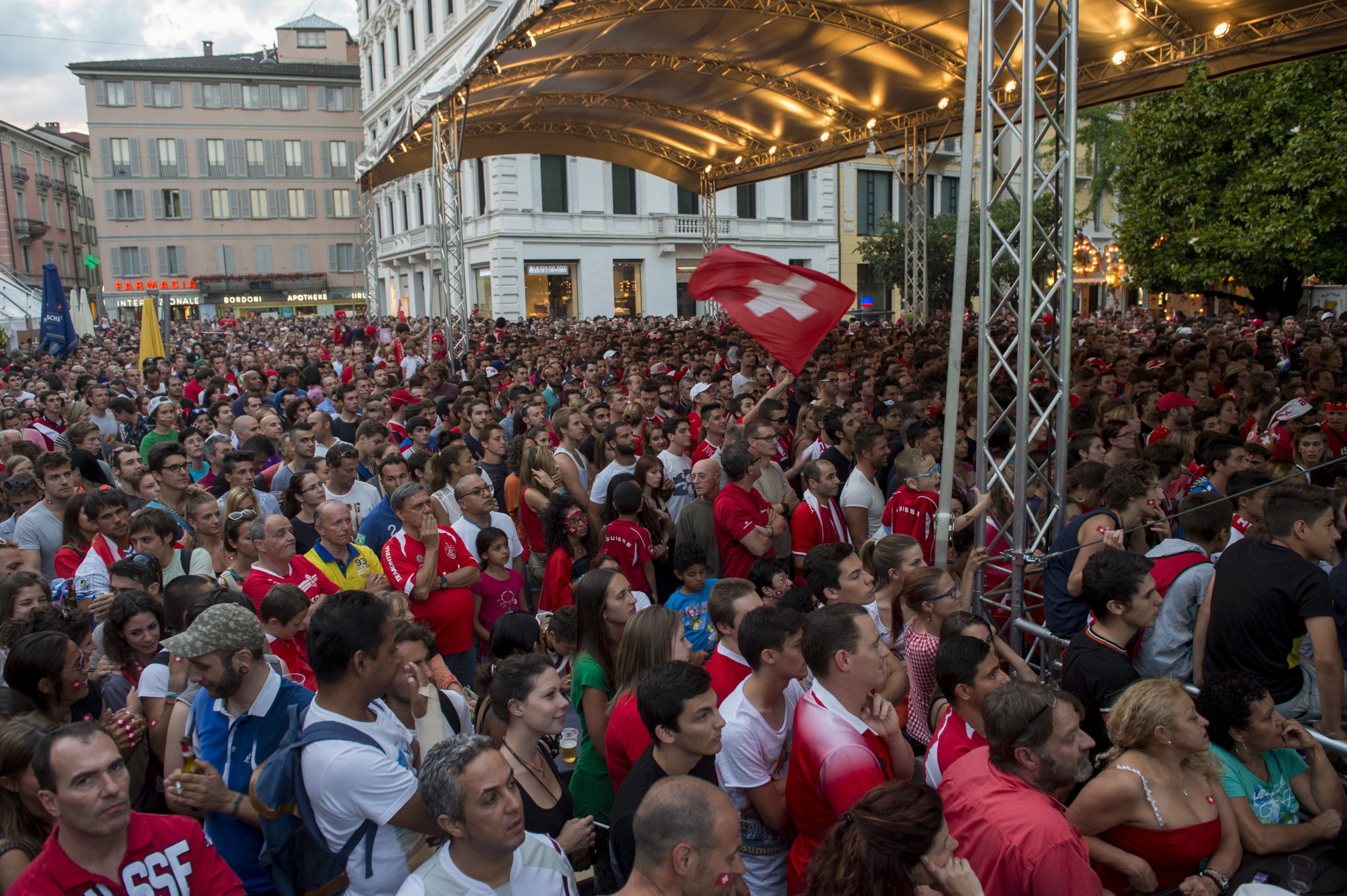 Mondiali di calcio, orari prolungati per bar e ris