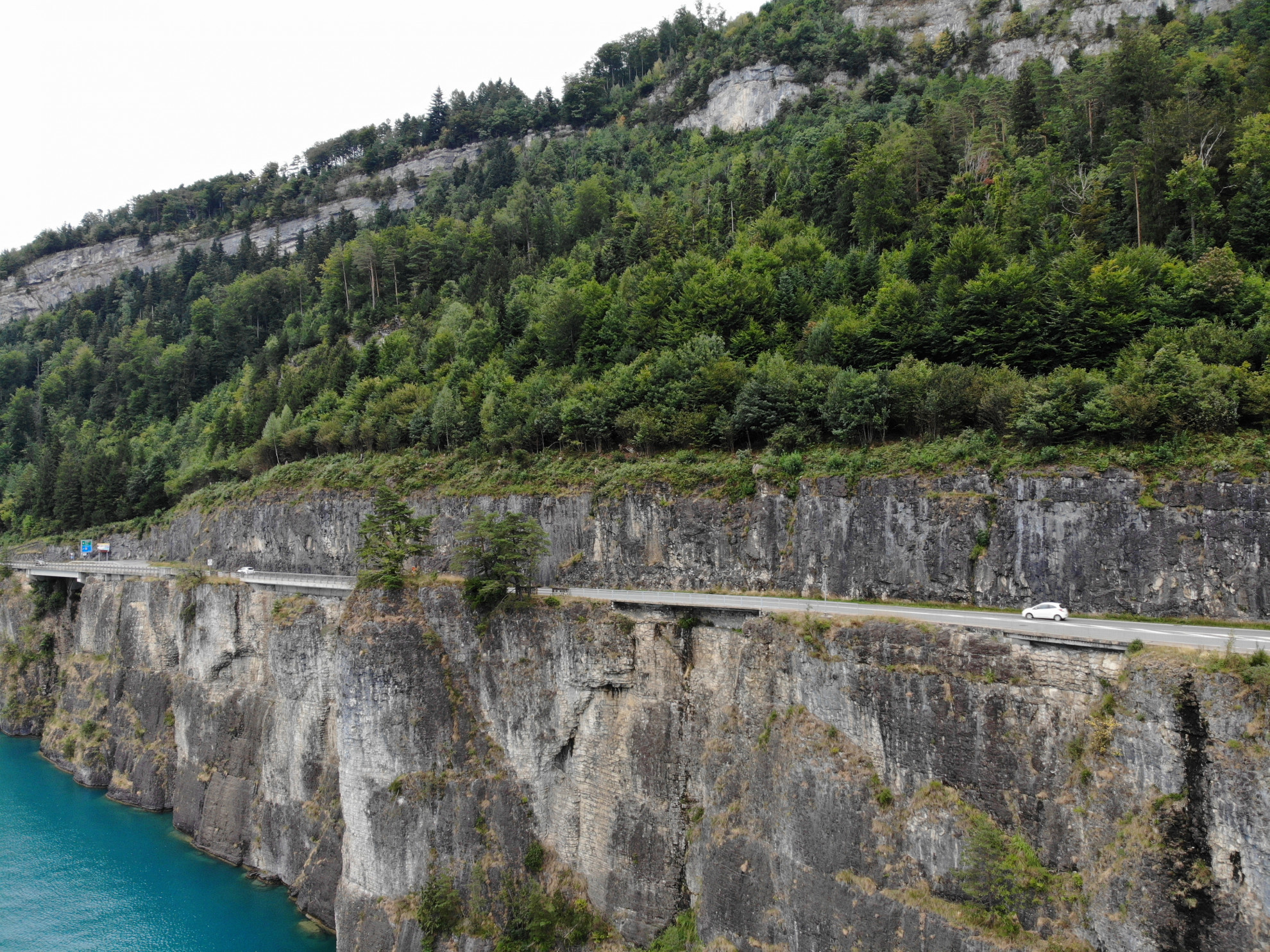 Si schianta contro un cantiere sull'Axenstrasse, l