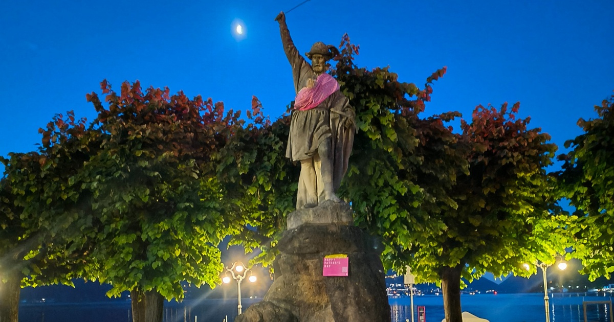 Marsupi rosa al collo delle statue