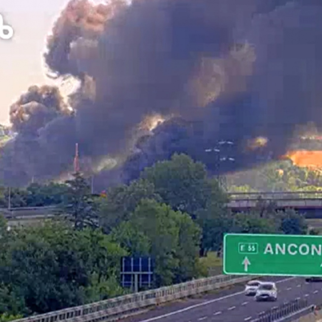 A fuoco l'autocisterna carica di carburante: paura al casello di Riccione