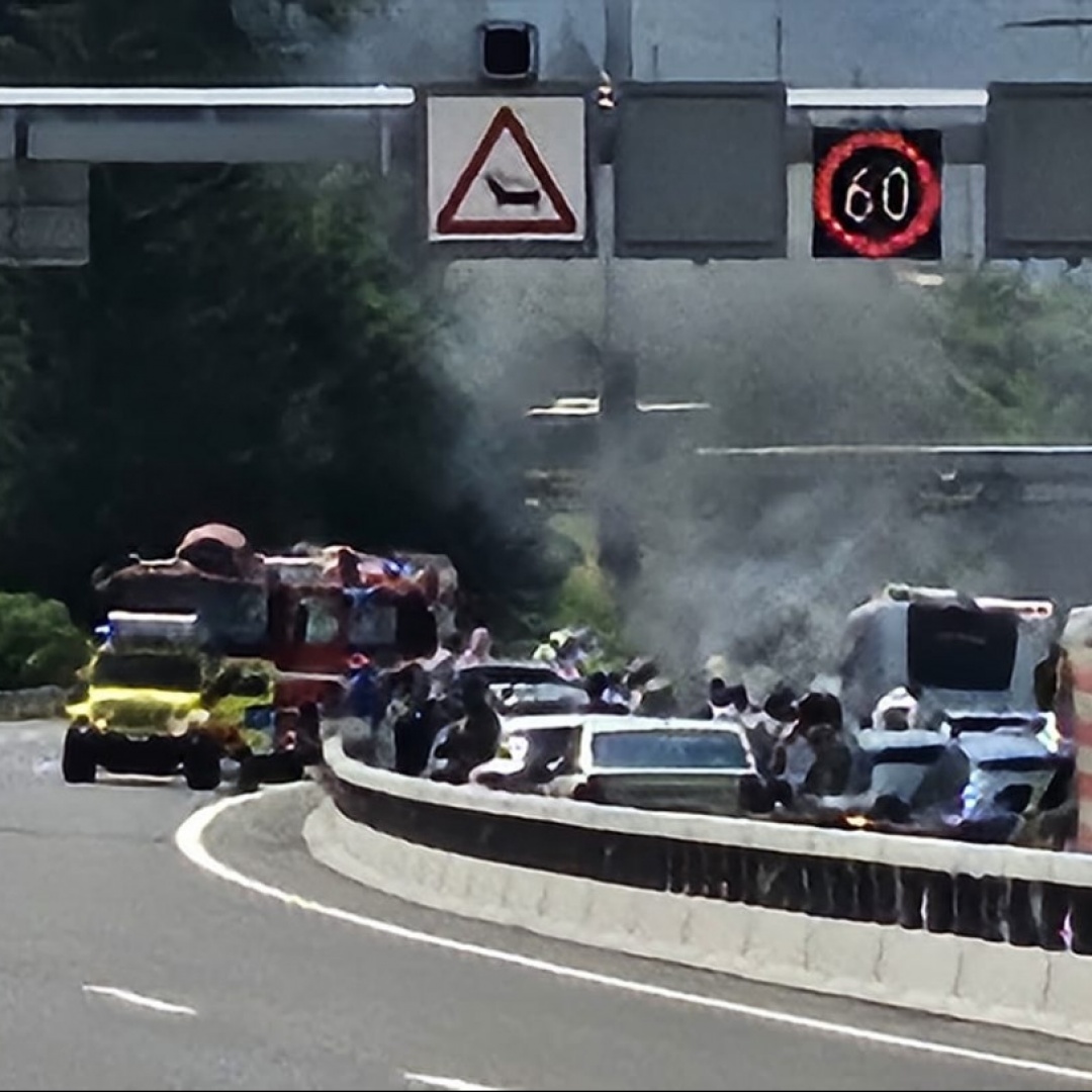 Veicolo in fiamme sull'A2 a Piotta in direzione nord