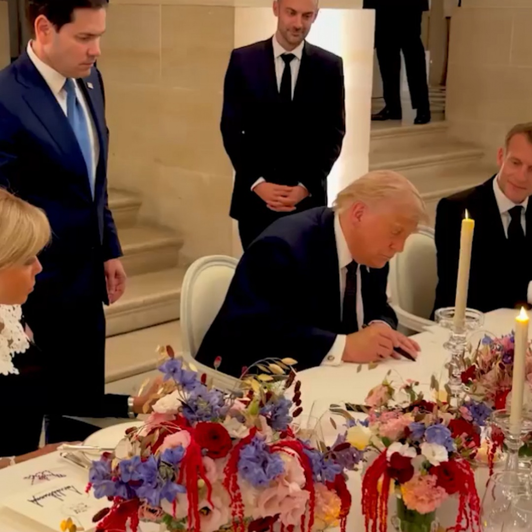 Trump firma l'accordo con l'Iran. Pakistan: «Hormuz riaperto immediatamente»