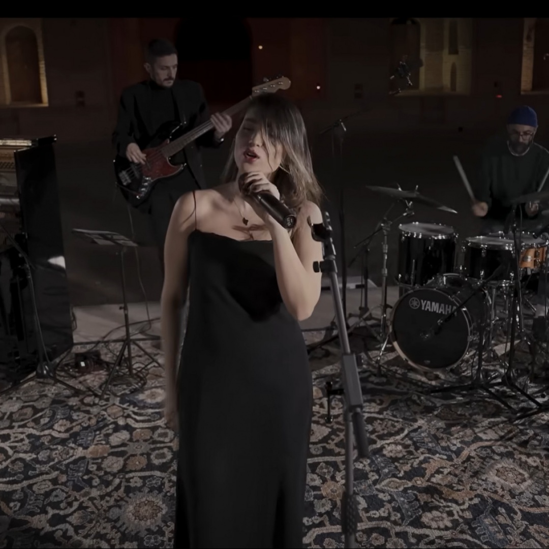 Nota cantante iraniana condannata a frustate per essersi esibita senza velo