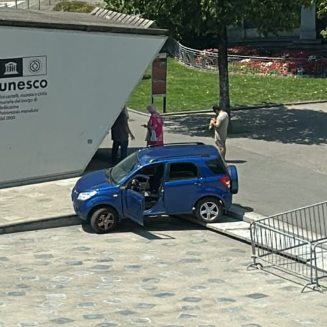 Anziana bloccata in Piazza del Sole