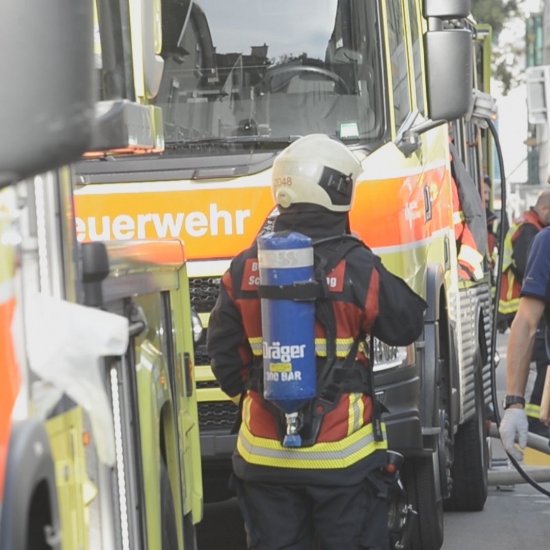 Appartamento in fiamme, cinque persone tratte in salvo