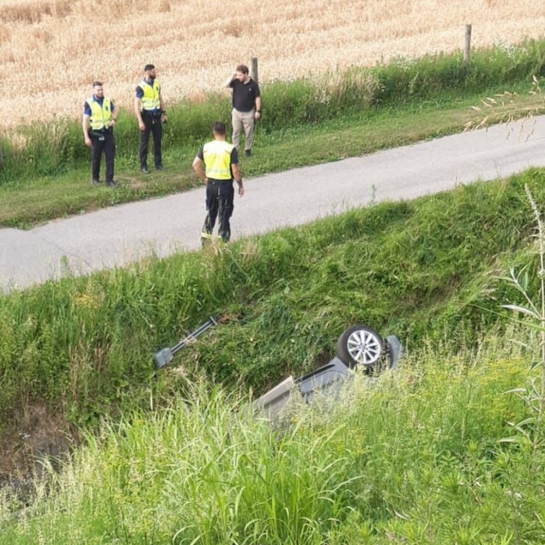 Auto fuori strada a Serocca d'Agno: veicolo in un fosso vicino all'aeroporto