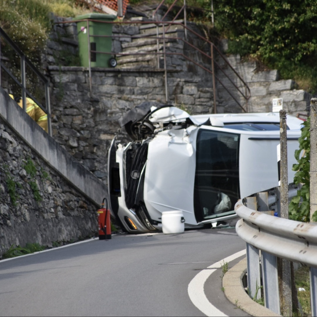 Urta un muretto con l'auto e si rovescia su un fianco