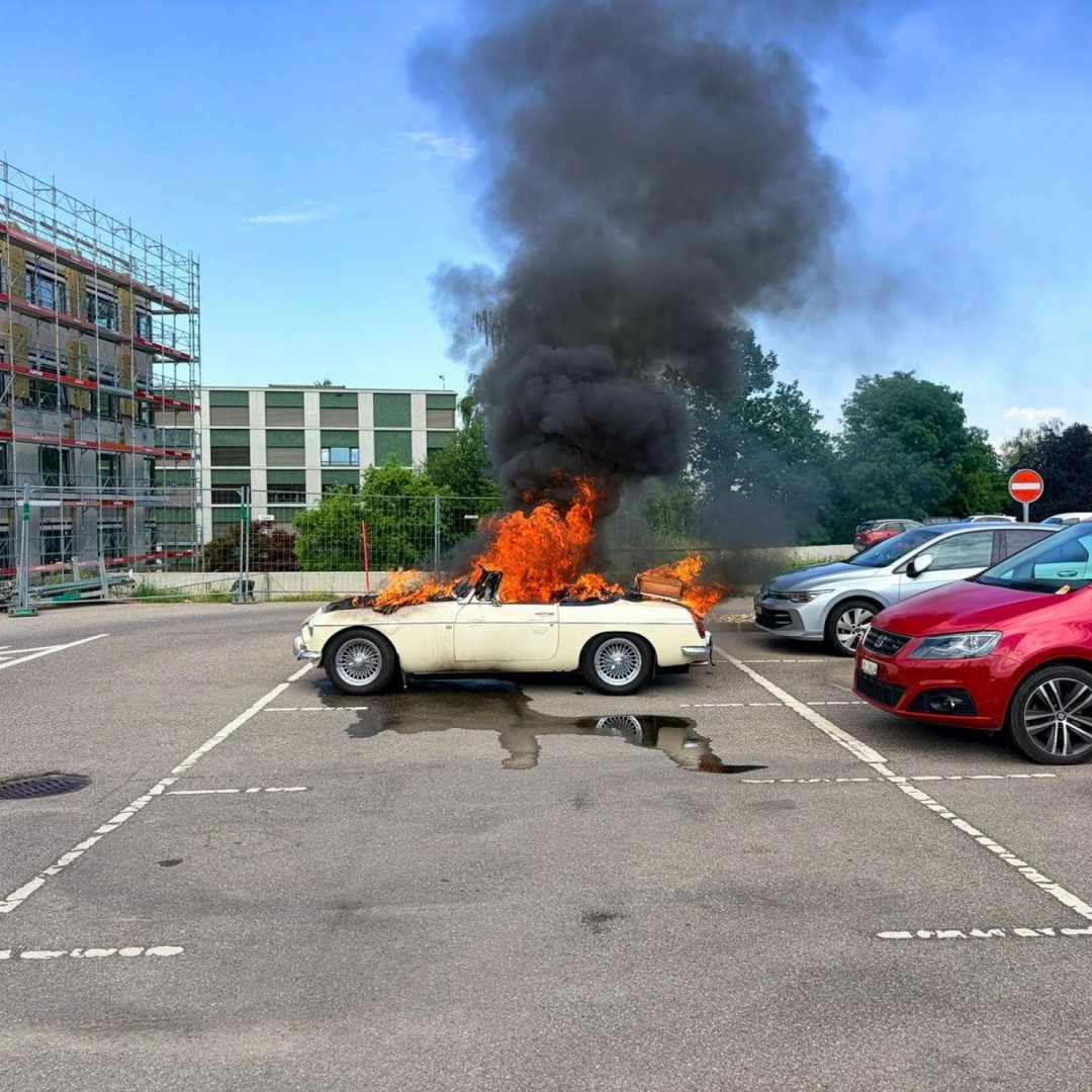 Auto d'epoca in fiamme nel parcheggio dell'ospedale